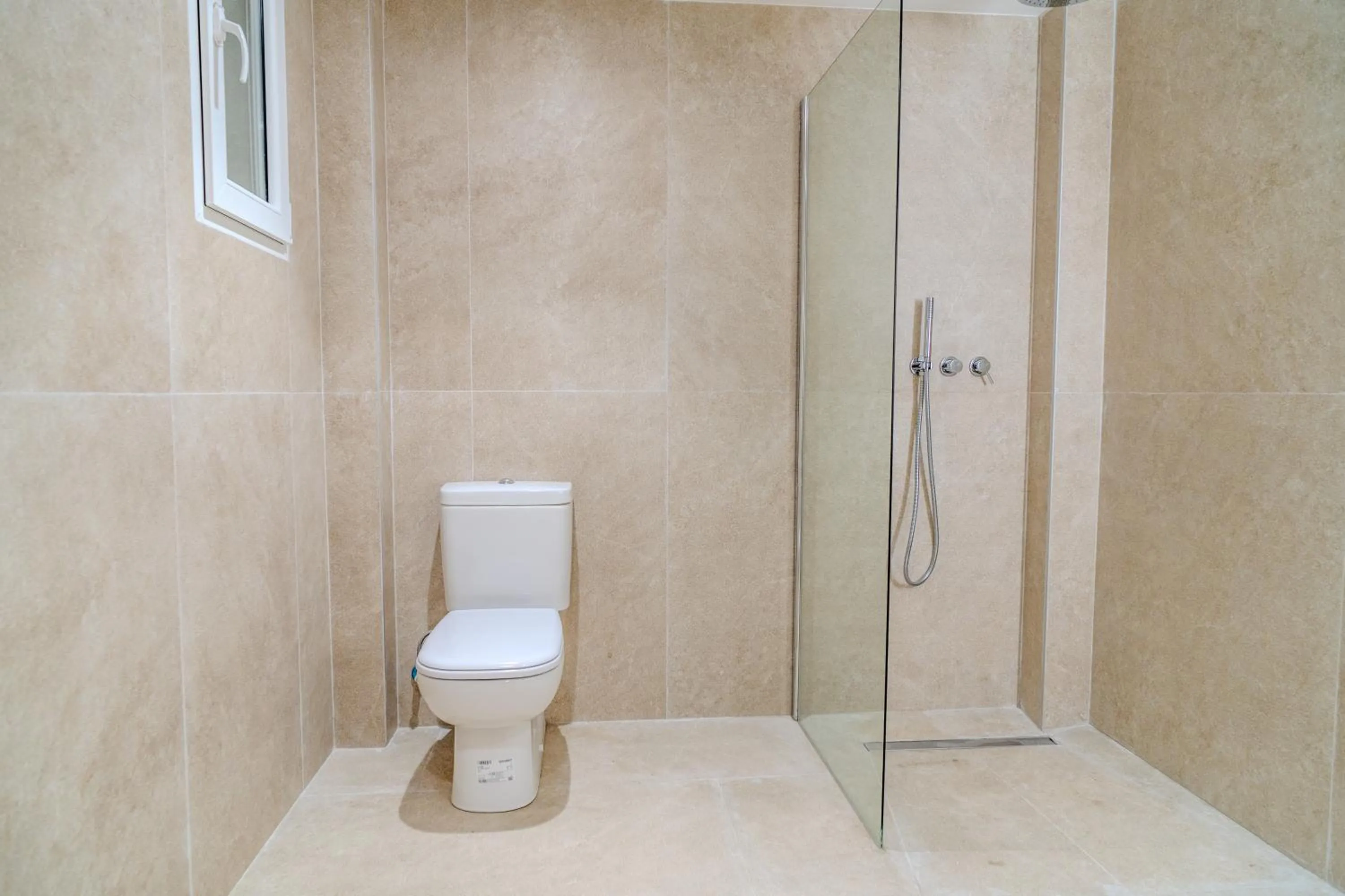 Double or Twin Room with Extra Bed and External Private Bathroom in HolidaysBCN Rooms
