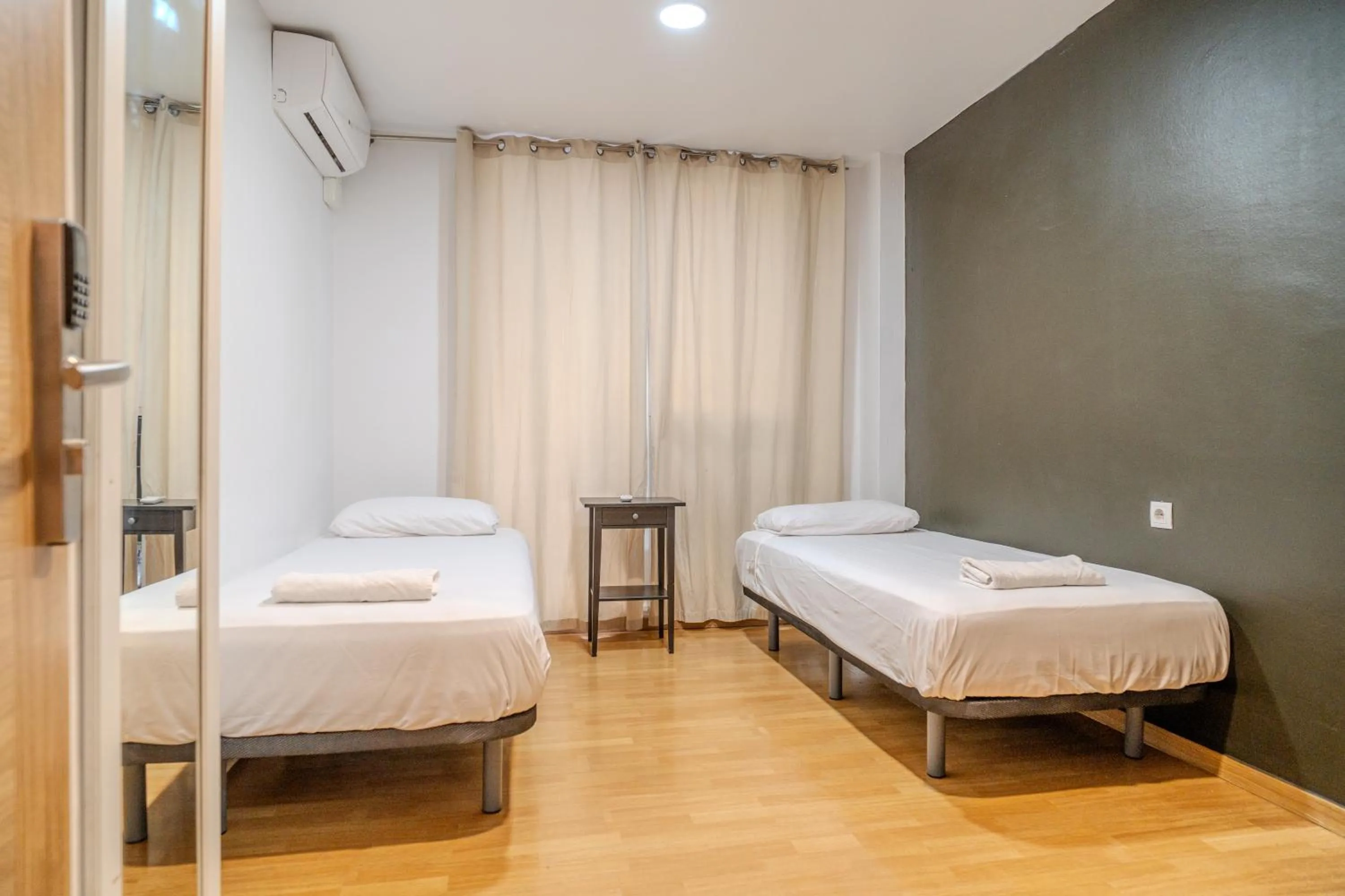 Double Room with External Private Bathroom in HolidaysBCN Rooms