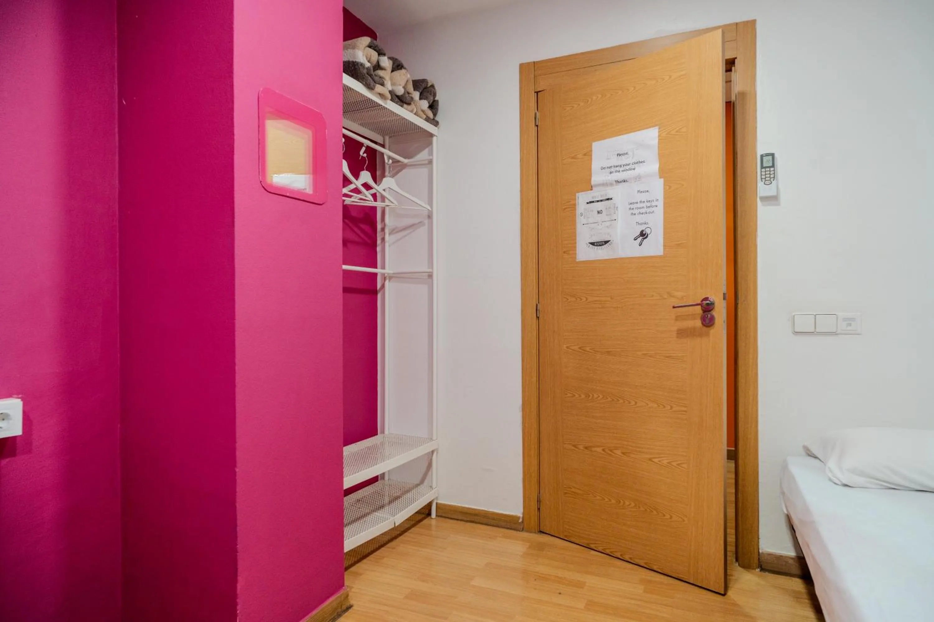 Six-Bedroom House with External Private Bathroom in HolidaysBCN Rooms