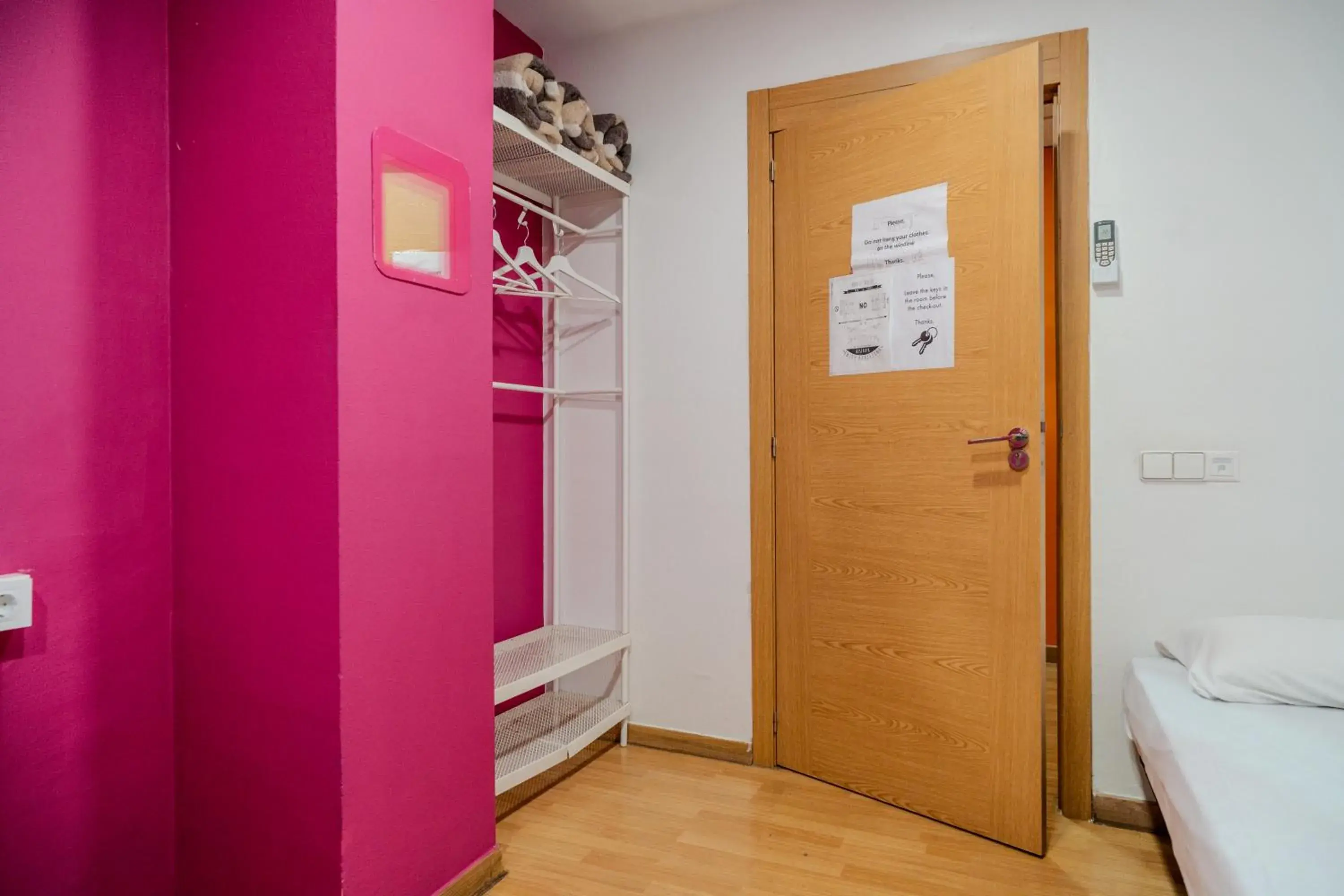 Six-Bedroom House with External Private Bathroom in HolidaysBCN Rooms Six-Bedroom House with External Private Bathroom in HolidaysBCN Rooms