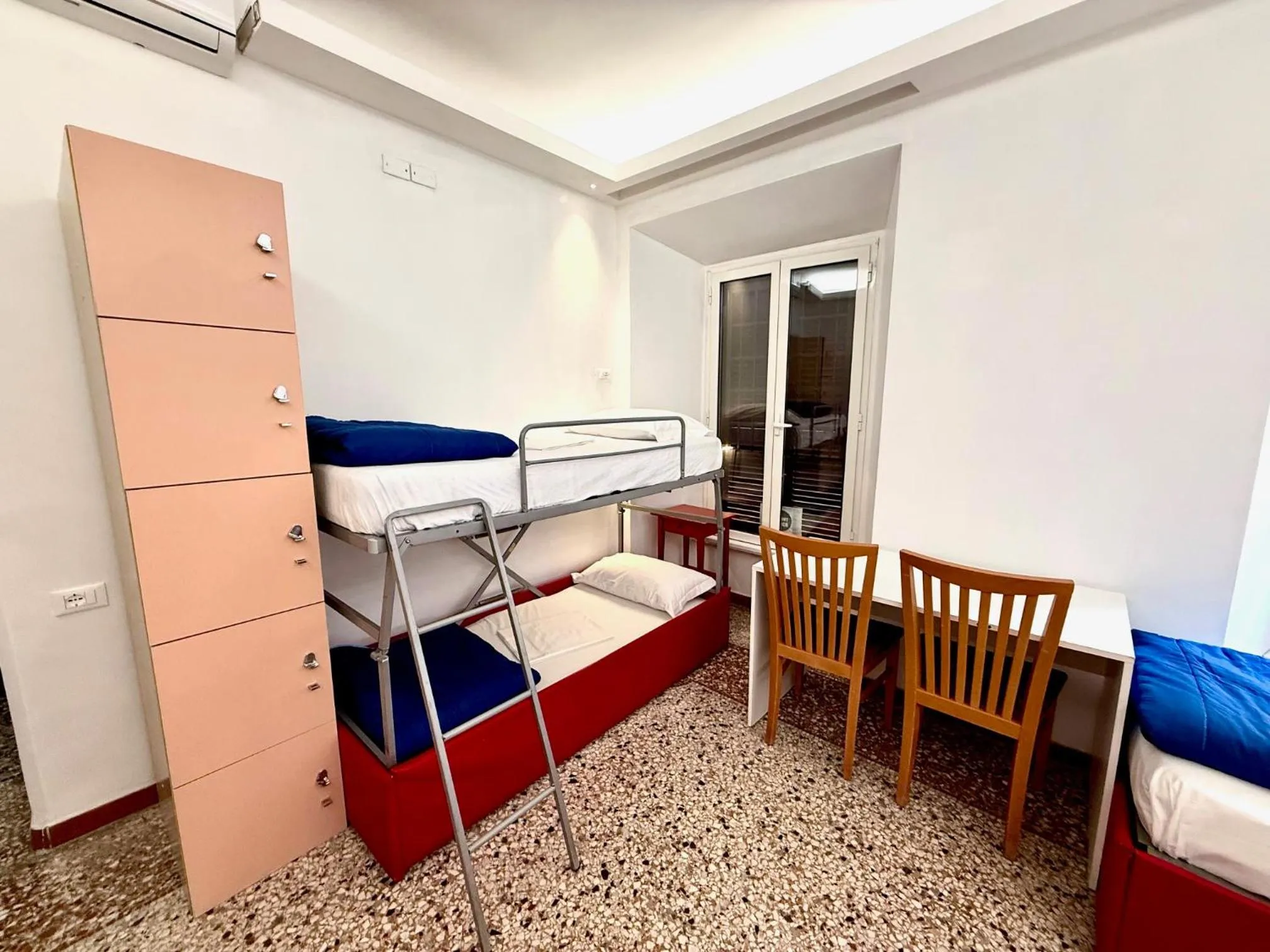 Bedroom, Bed in Legend R.G.