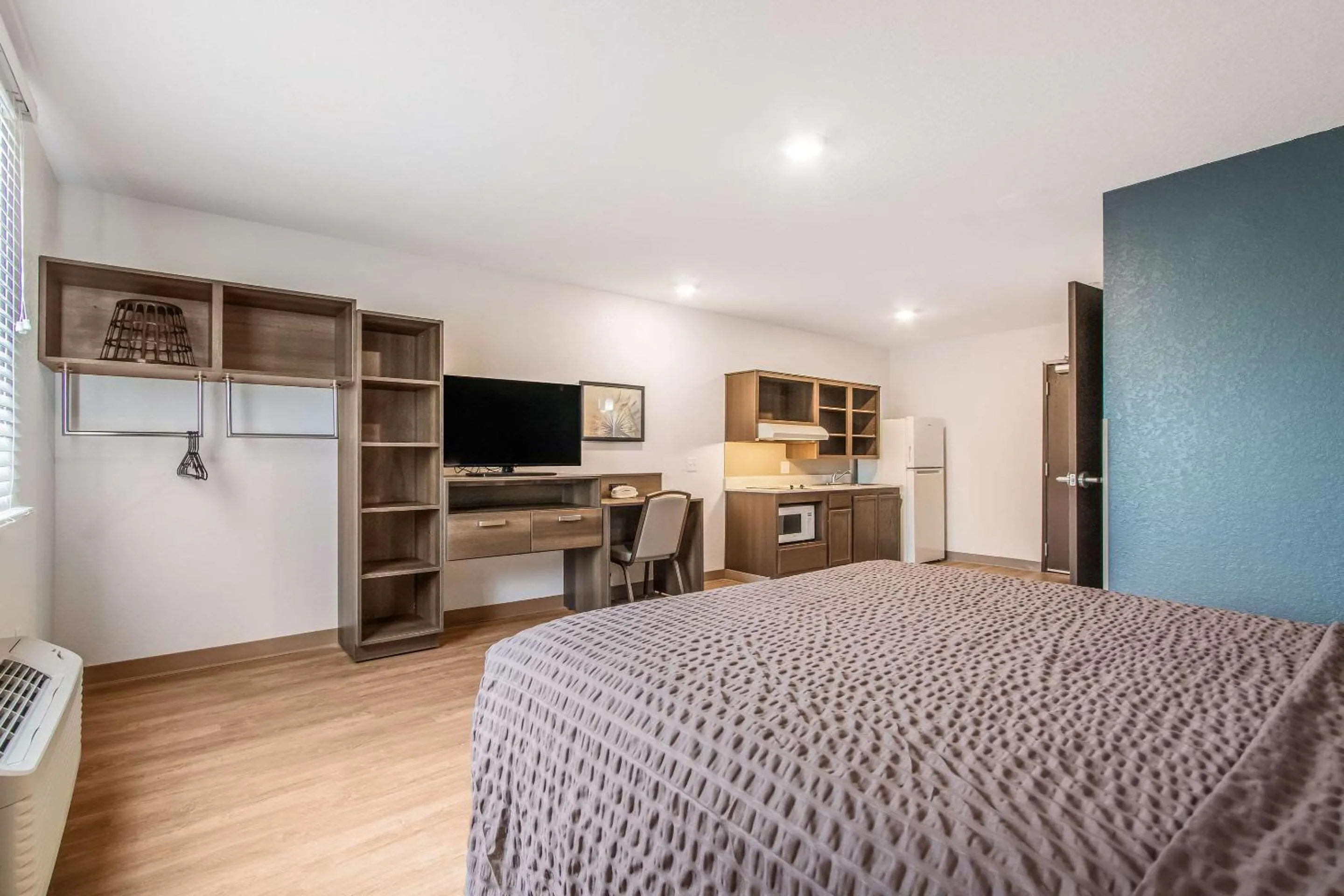 Photo of the whole room, Bed in WoodSpring Suites Doral Miami Airport