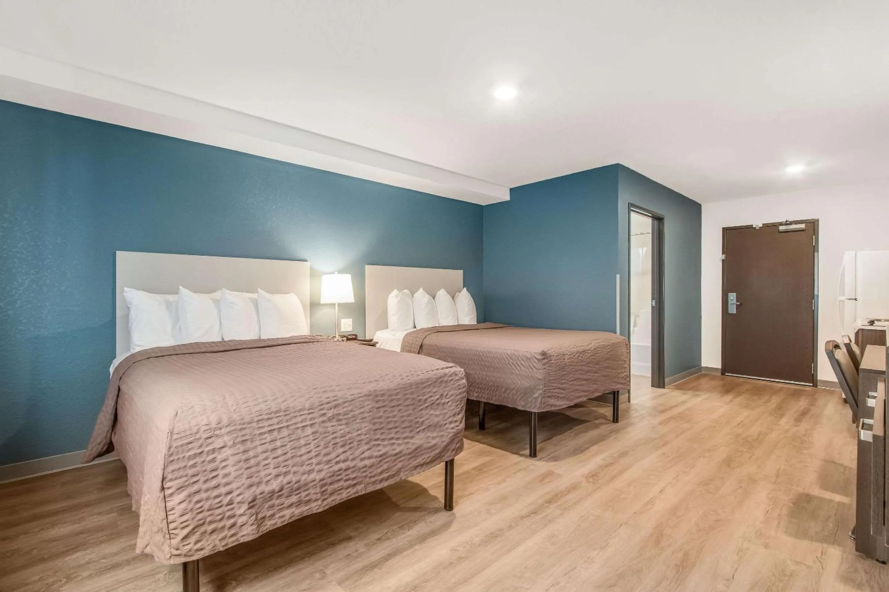 Photo of the whole room, Bed in WoodSpring Suites Doral Miami Airport