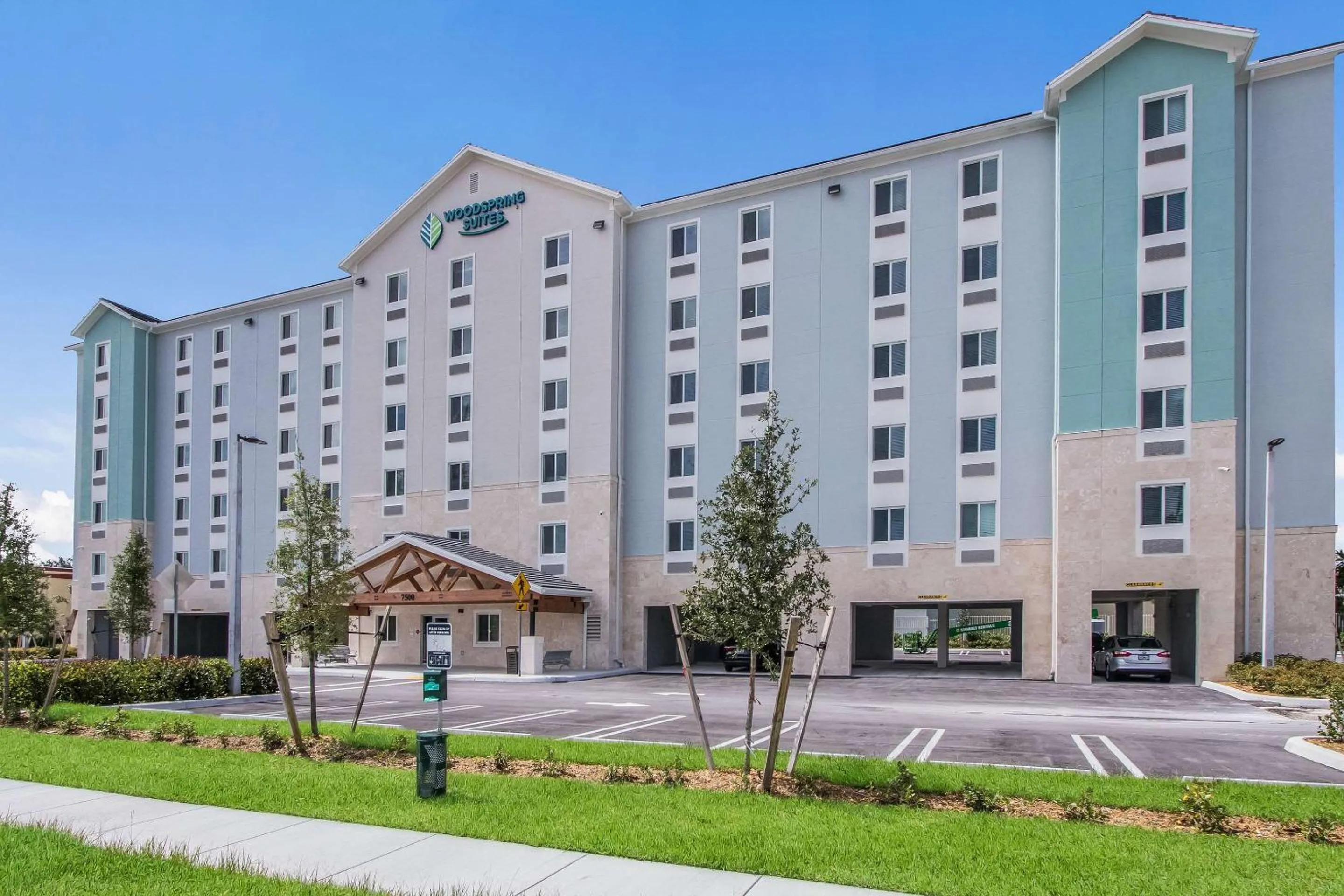 Property building in WoodSpring Suites Doral Miami Airport