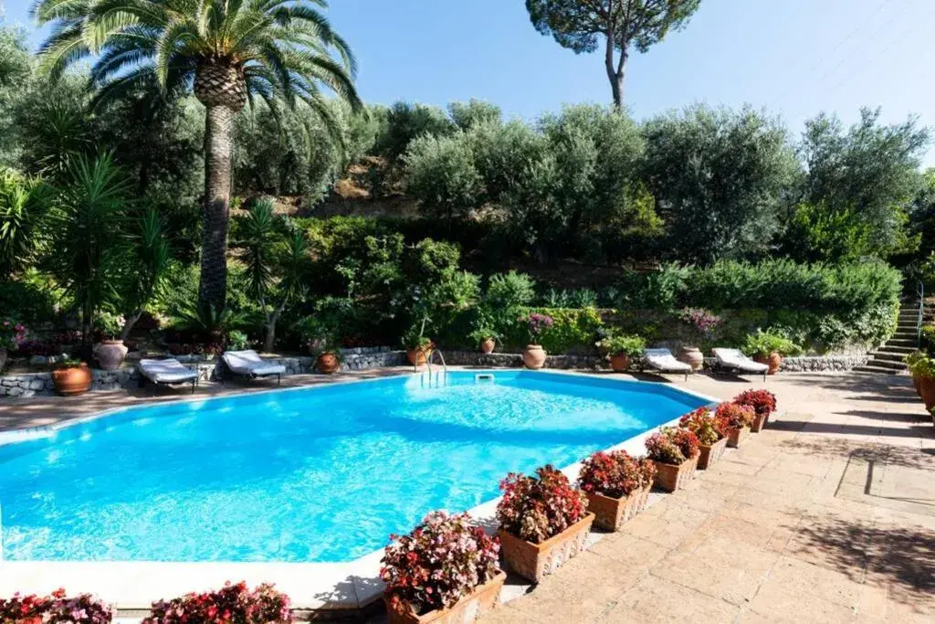 VILLA PISANI PISCINA GIARDINO TERRAZZI PANORAMICI SU CAPRI VILLA PISANI PISCINA GIARDINO TERRAZZI PANORAMICI SU CAPRI