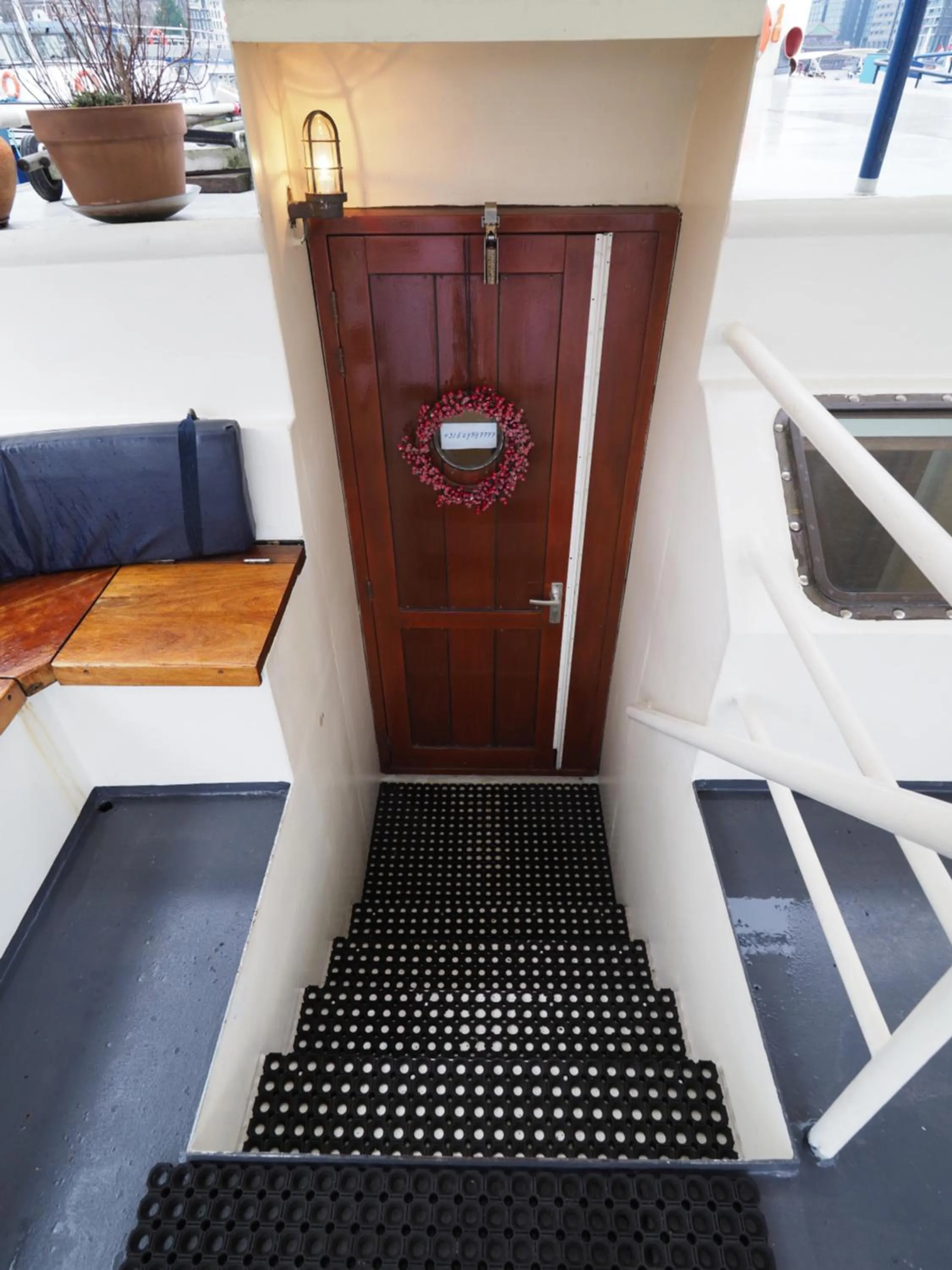 Facade/entrance in Hotelboot Sarah