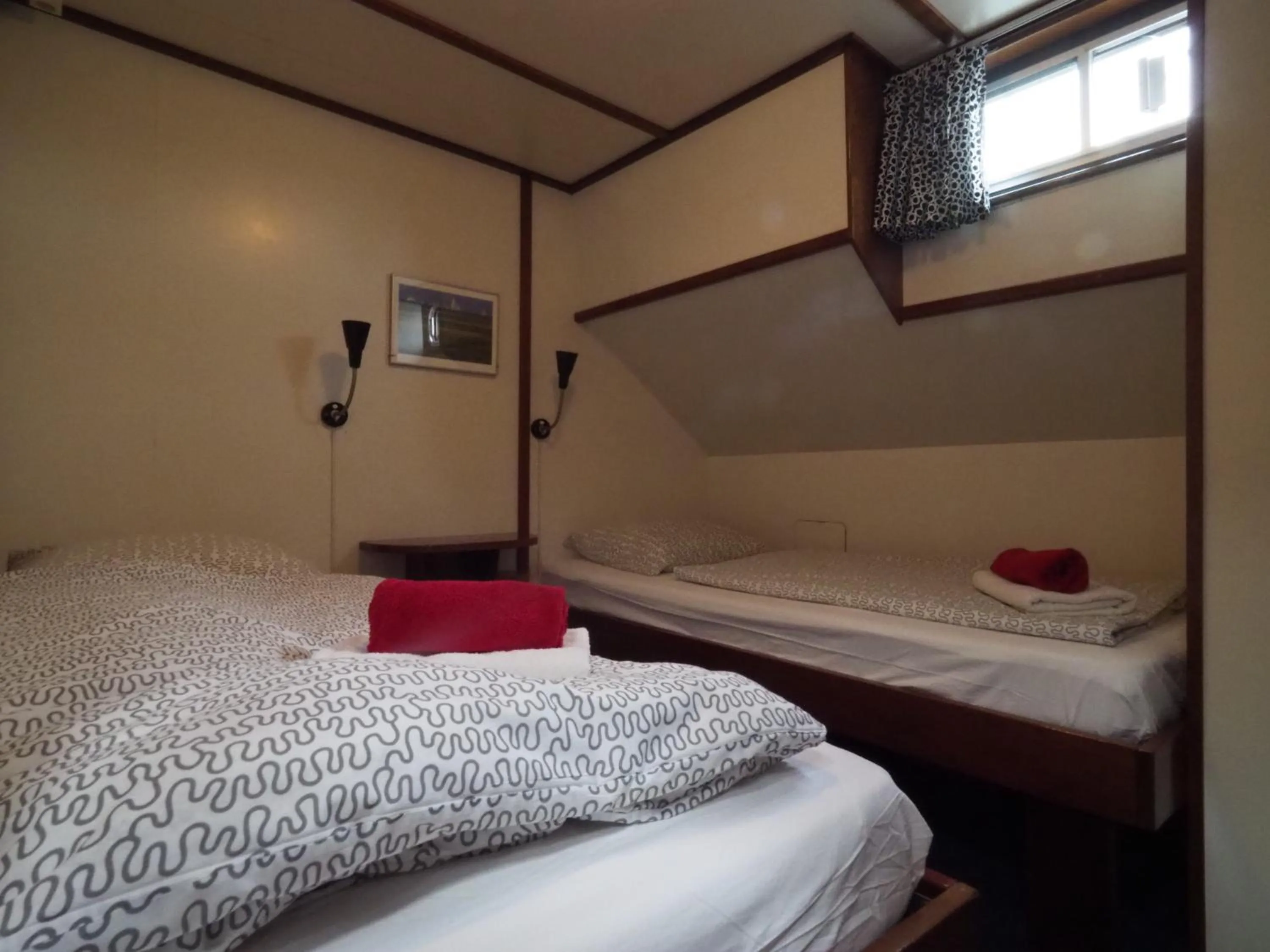 Photo of the whole room, Bed in Hotelboot Sarah