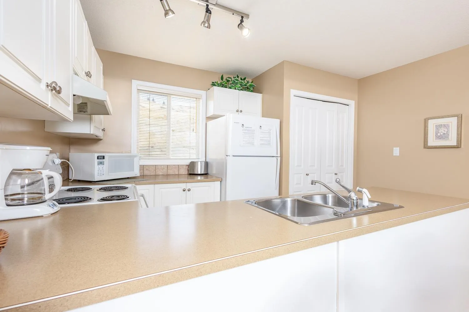 Property building in Paradise Canyon Golf Resort - Luxury Condo U407