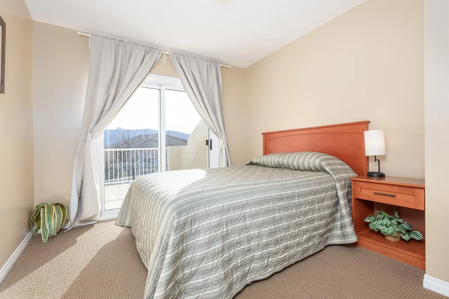 Property building, Bed in Paradise Canyon Golf Resort - Luxury Condo U409