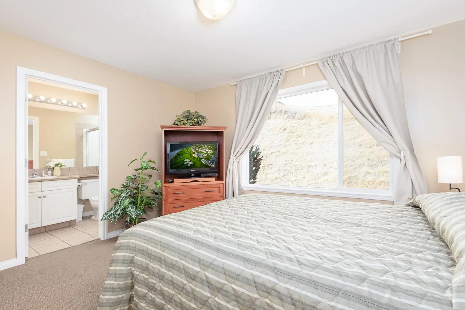 Property building, Bed in Paradise Canyon Golf Resort - Luxury Condo U409