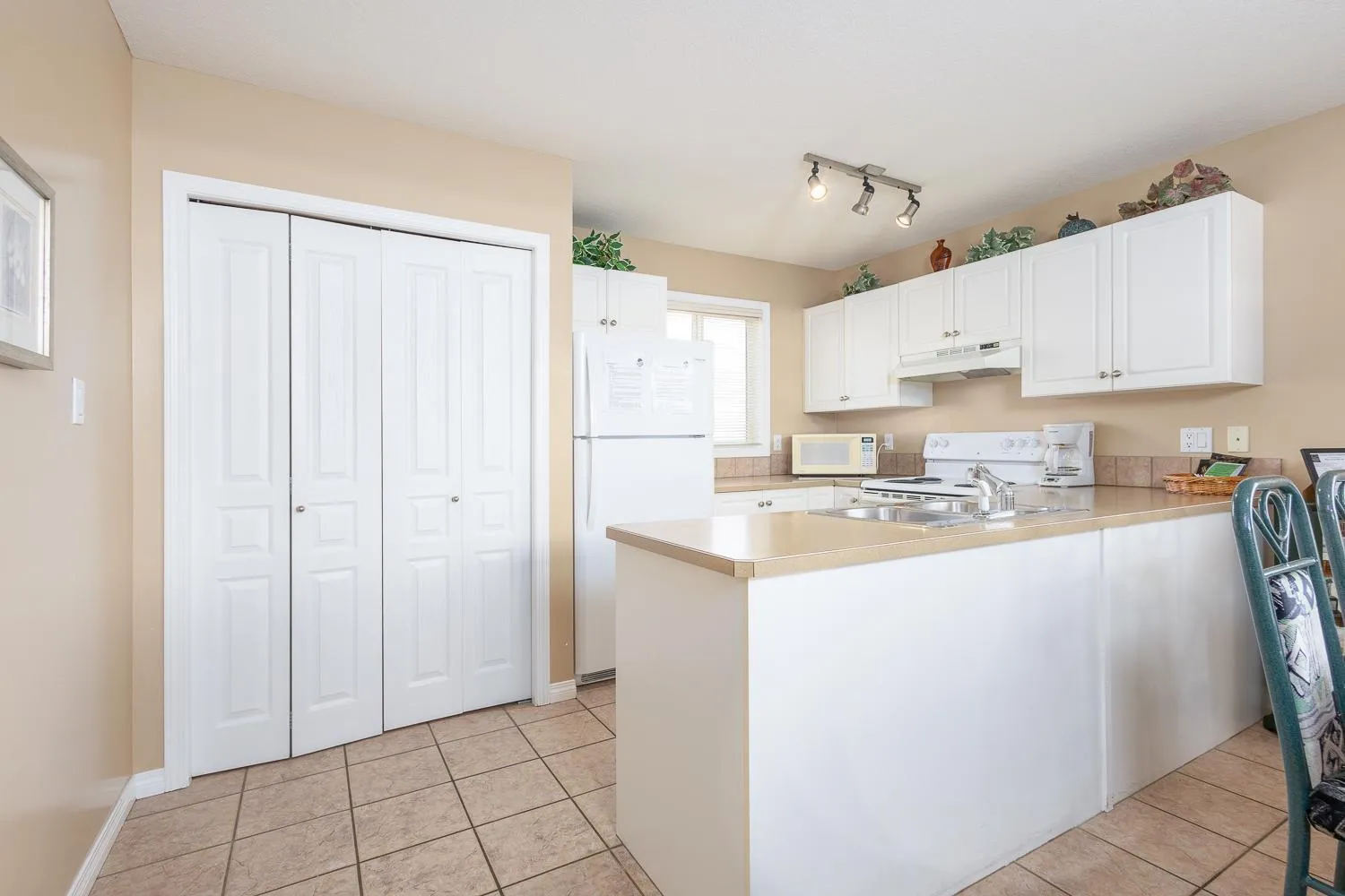 Property building in Paradise Canyon Golf Resort - Luxury Condo U409