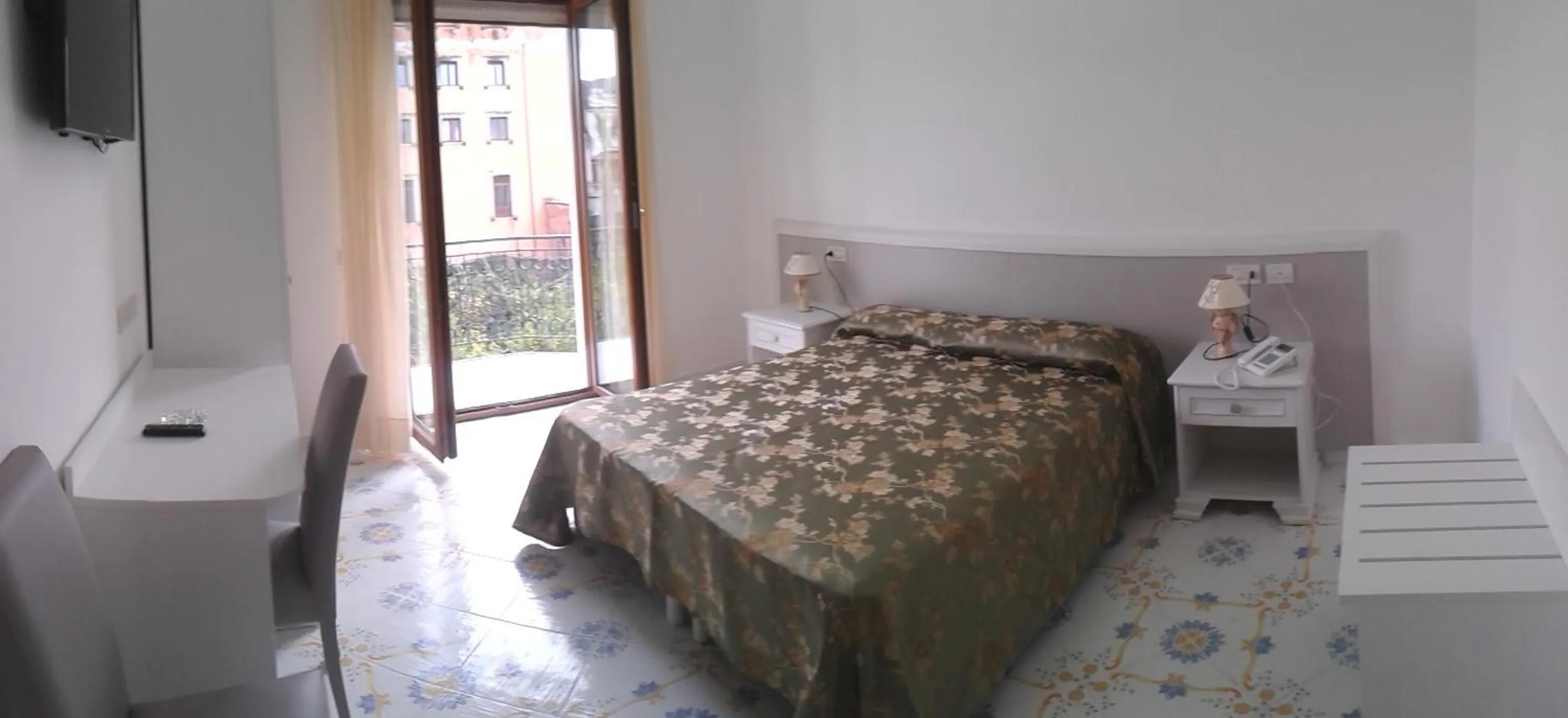 Photo of the whole room, Bed in Central Park