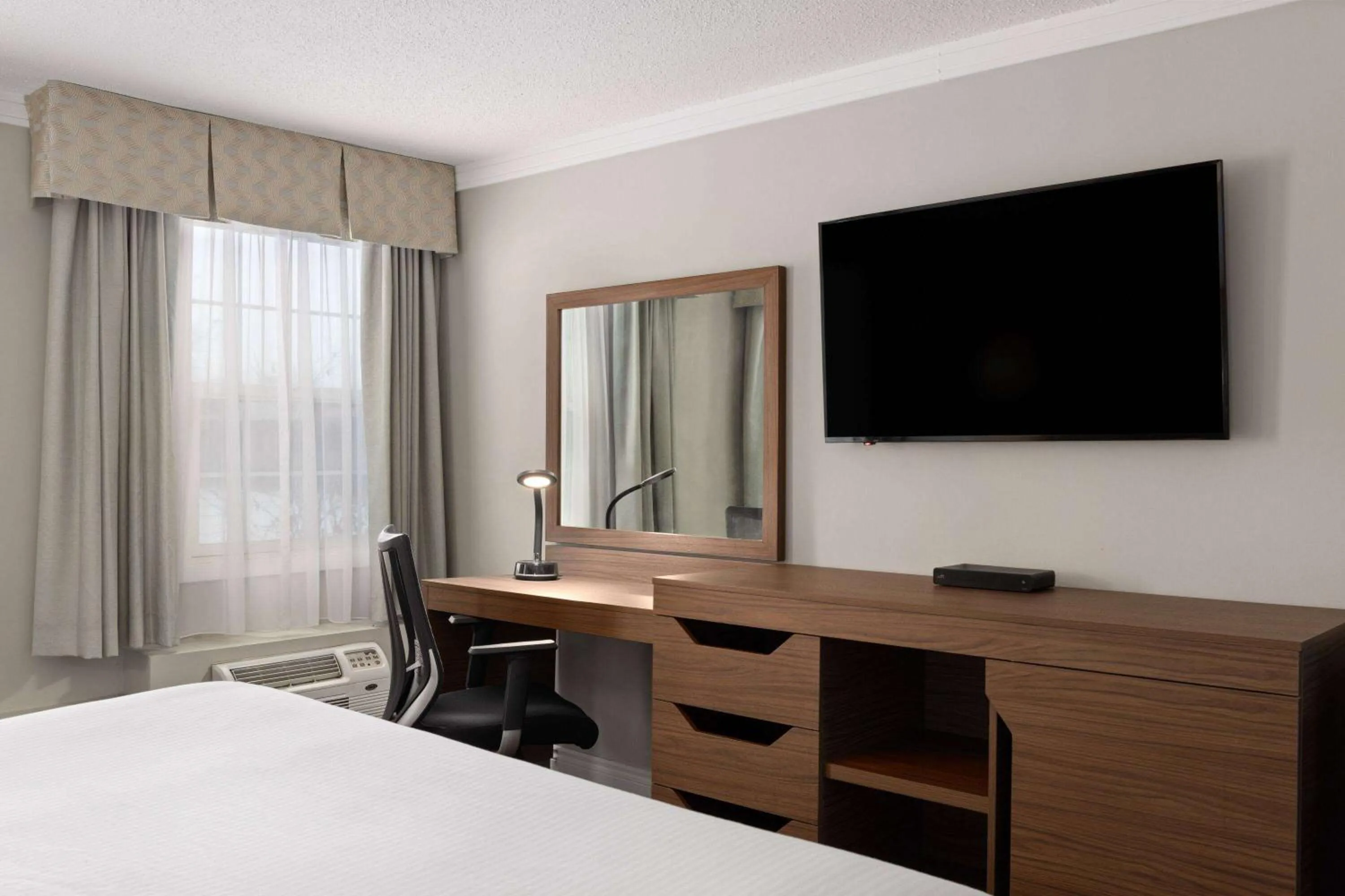 Photo of the whole room, Bed in Baymont by Wyndham Edson