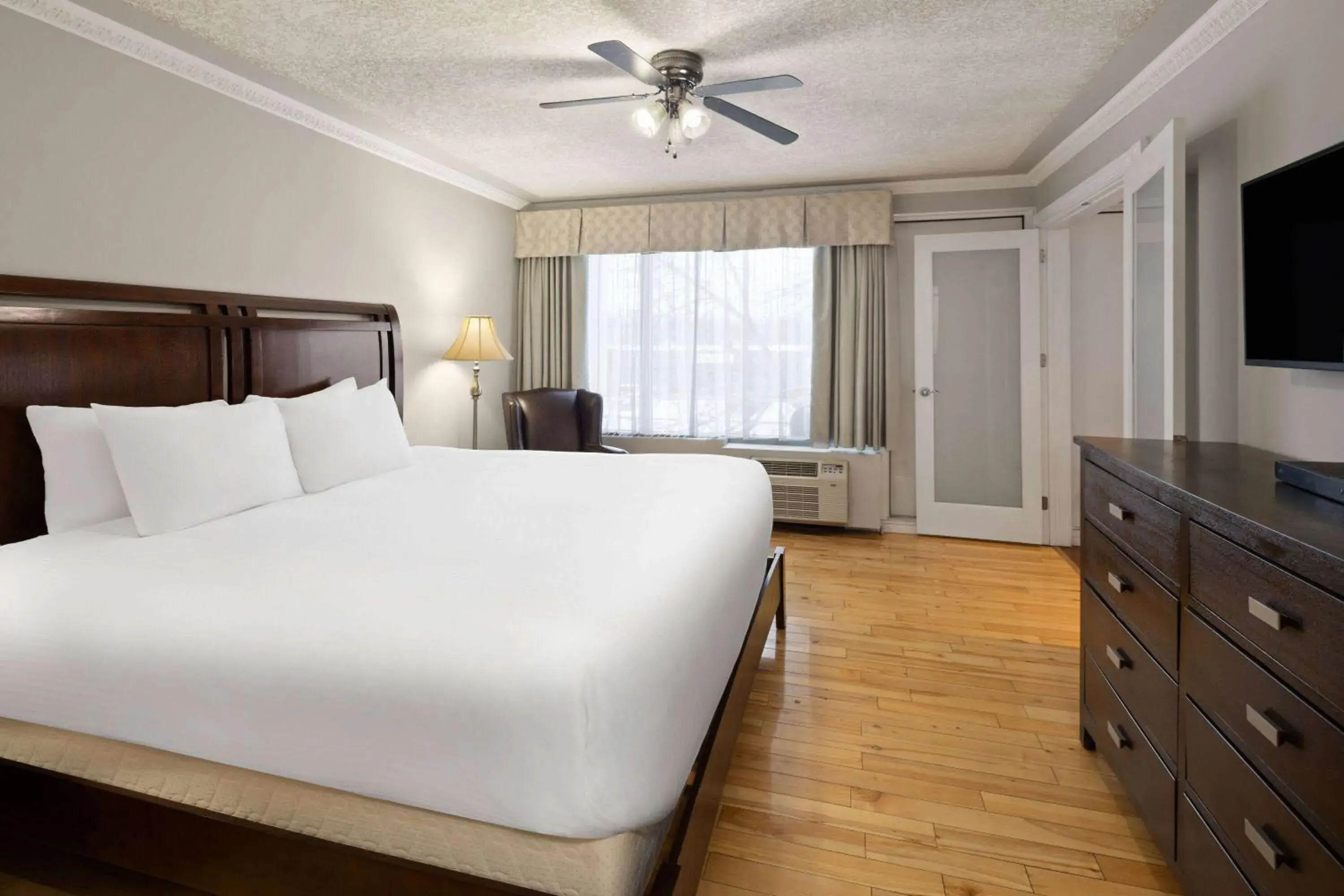 Two Bedroom family suite with 2 queen beds and a king bed, Non Smoking in Baymont by Wyndham Edson Two Bedroom family suite with 2 queen beds and a king bed, Non Smoking in Baymont by Wyndham Edson