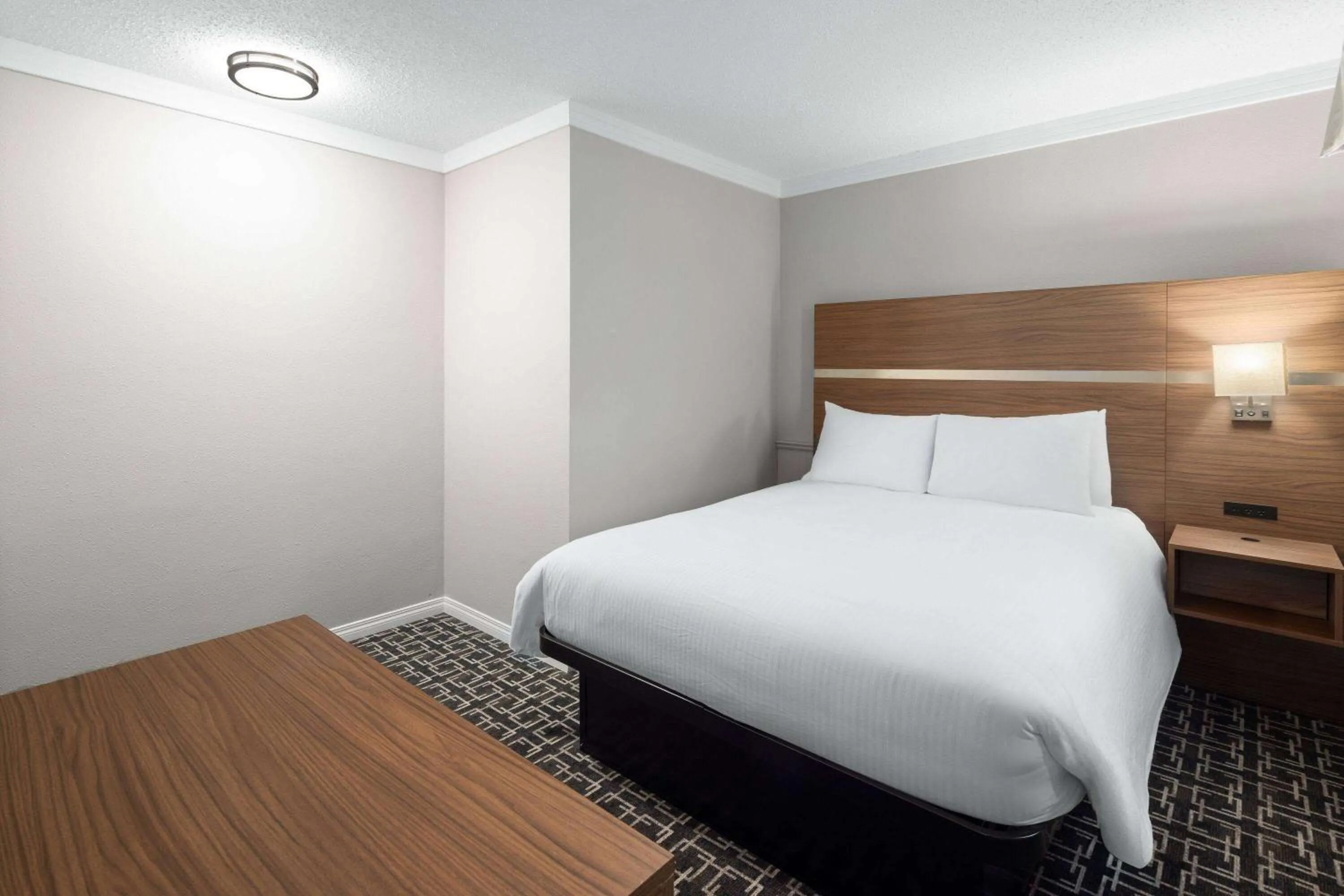 Photo of the whole room, Bed in Baymont by Wyndham Edson