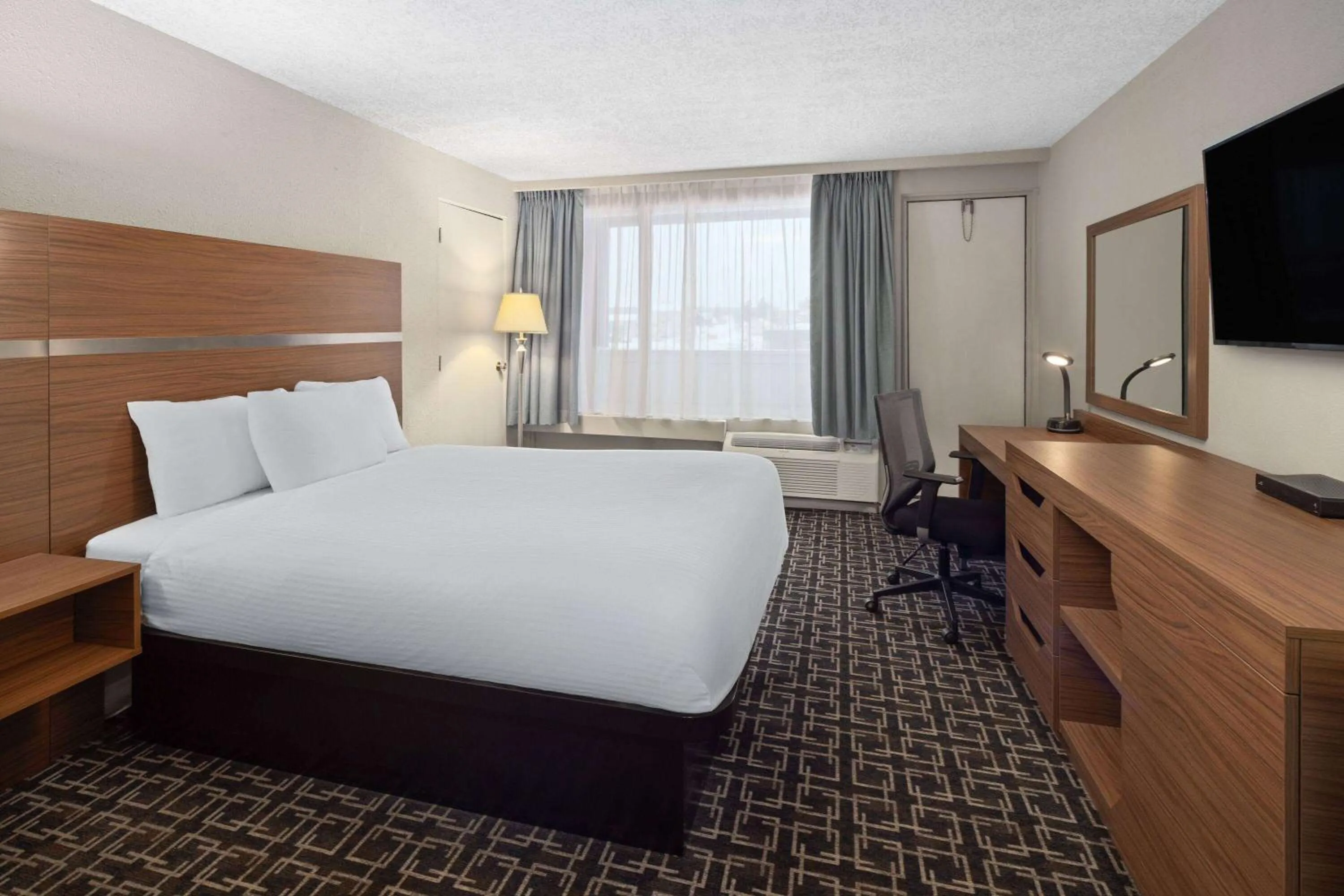 Photo of the whole room, Bed in Baymont by Wyndham Edson