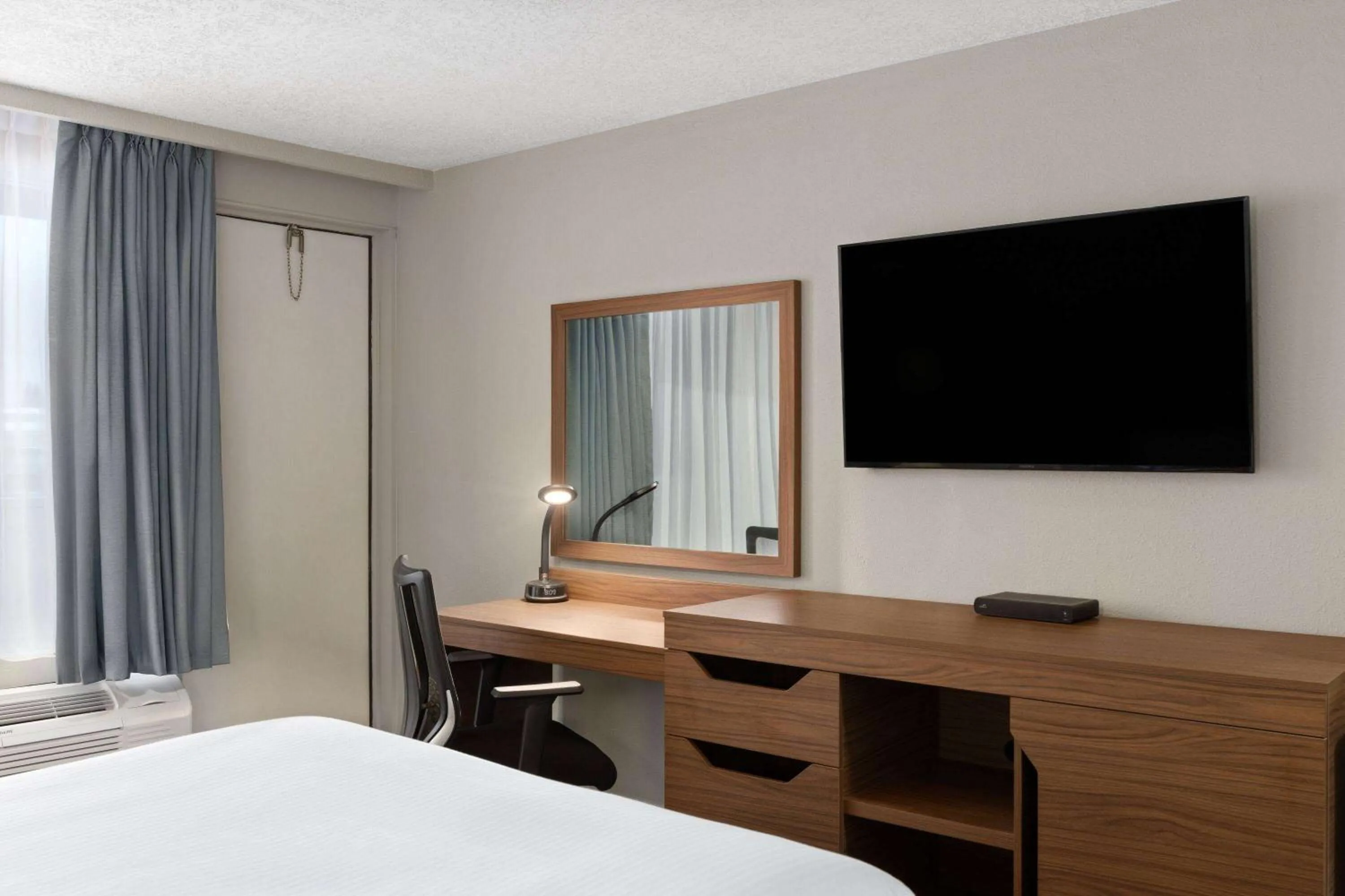 Photo of the whole room, Bed in Baymont by Wyndham Edson