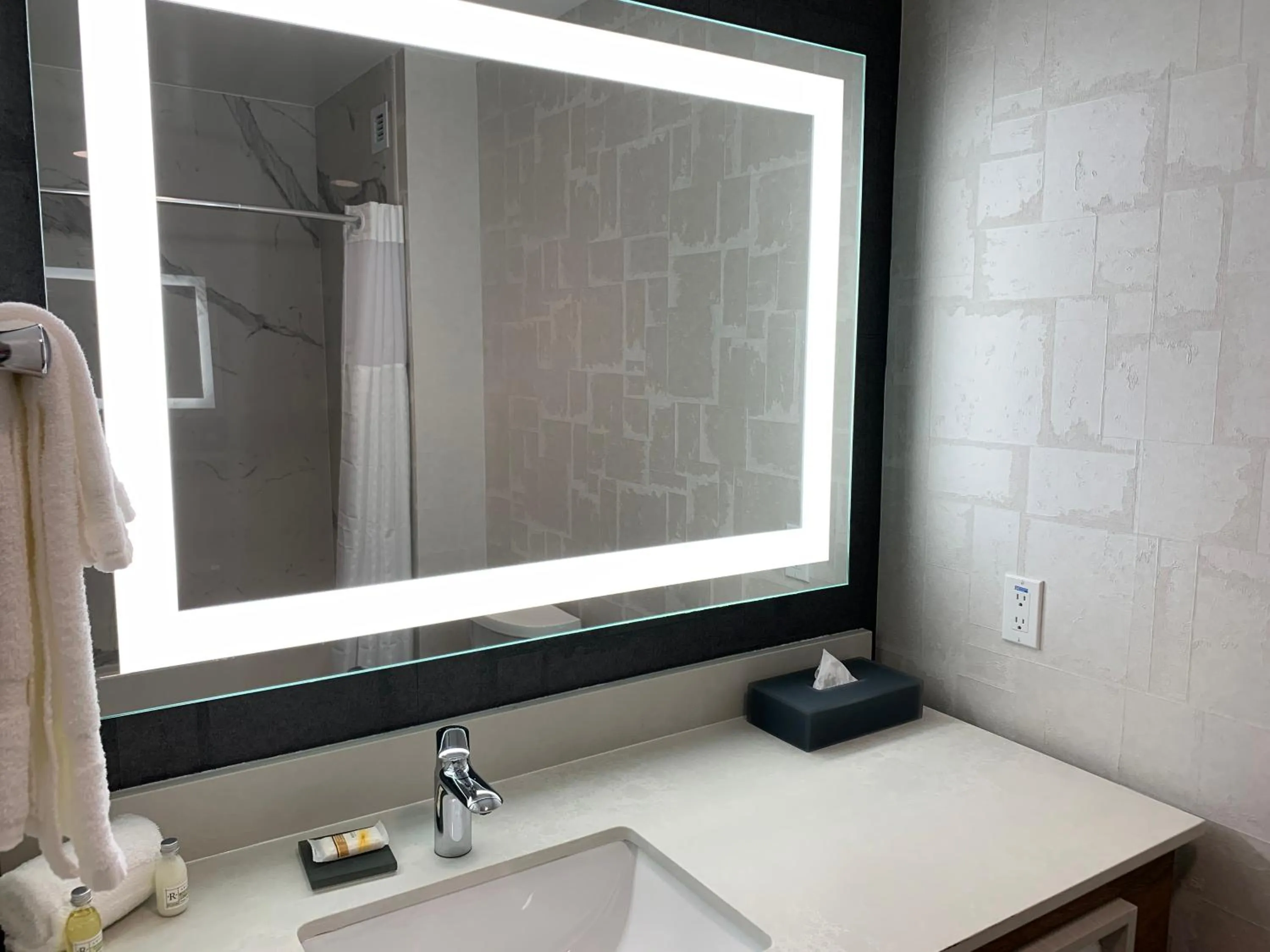 Bathroom in La Quinta Inn & Suites by Wyndham Santa Rosa Sonoma