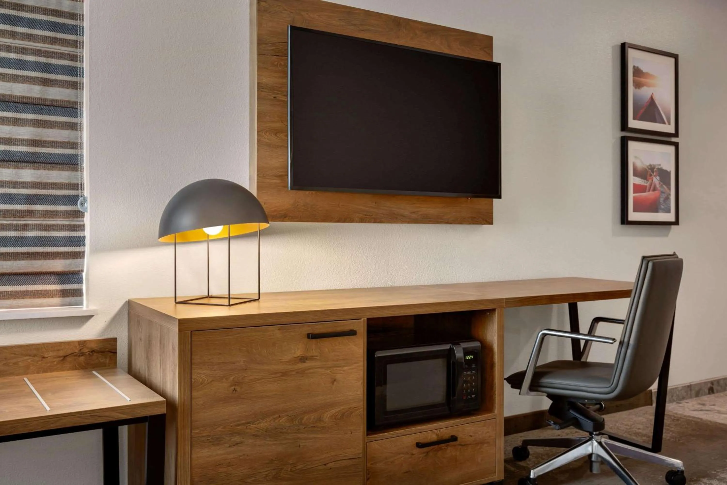 TV and multimedia in La Quinta Inn & Suites by Wyndham Santa Rosa Sonoma