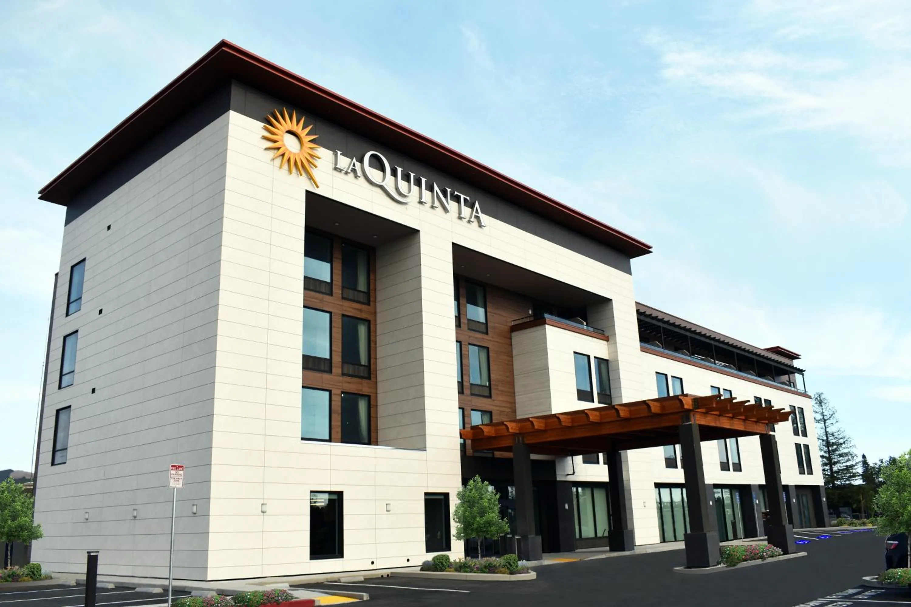 Property building in La Quinta Inn & Suites by Wyndham Santa Rosa Sonoma