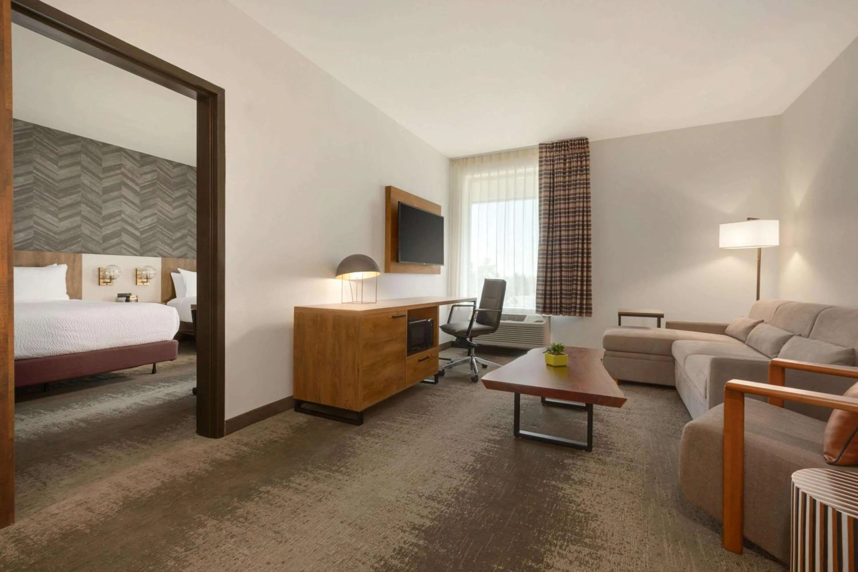 Photo of the whole room, Bed in La Quinta Inn & Suites by Wyndham Santa Rosa Sonoma