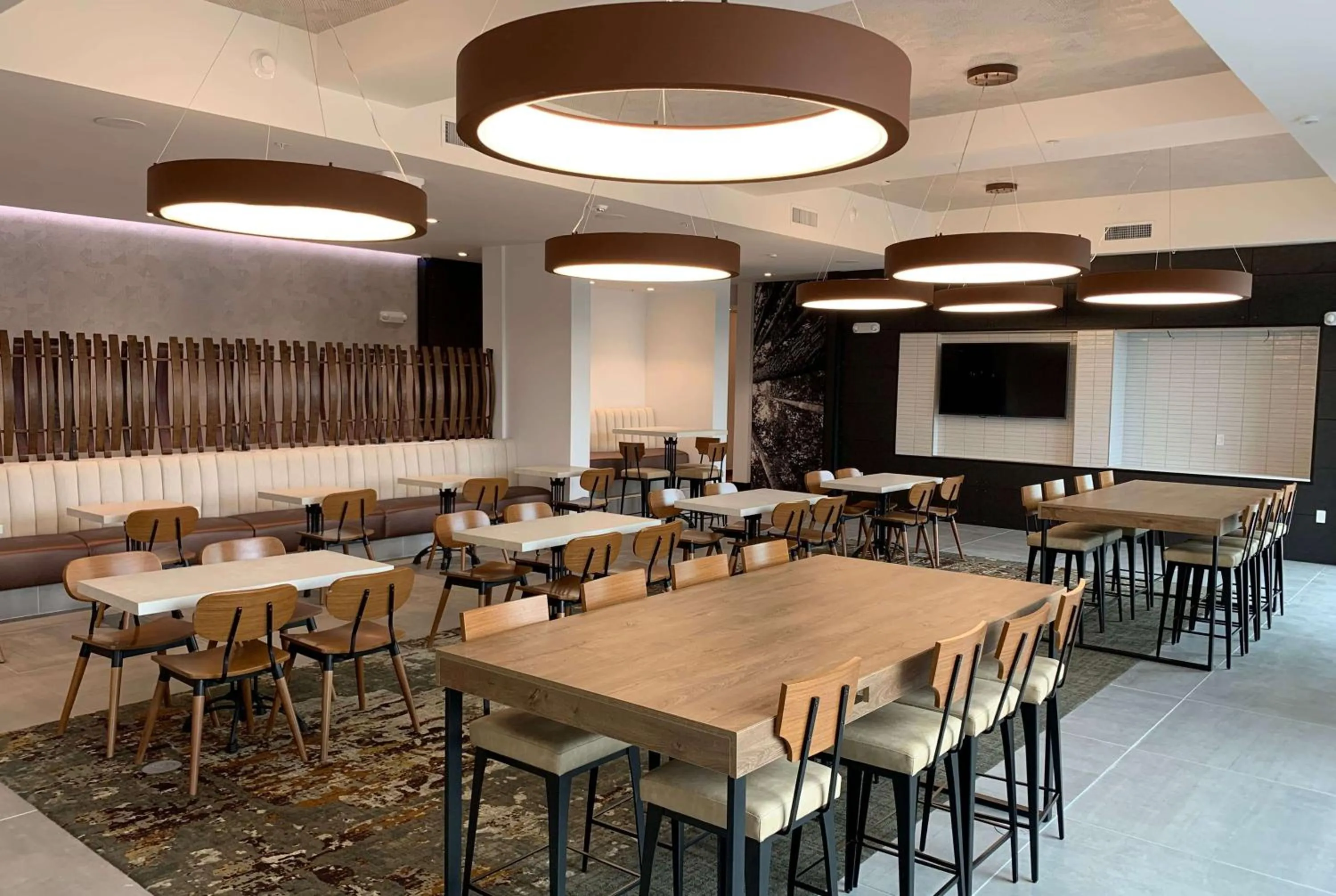 Restaurant/places to eat in La Quinta Inn & Suites by Wyndham Santa Rosa Sonoma