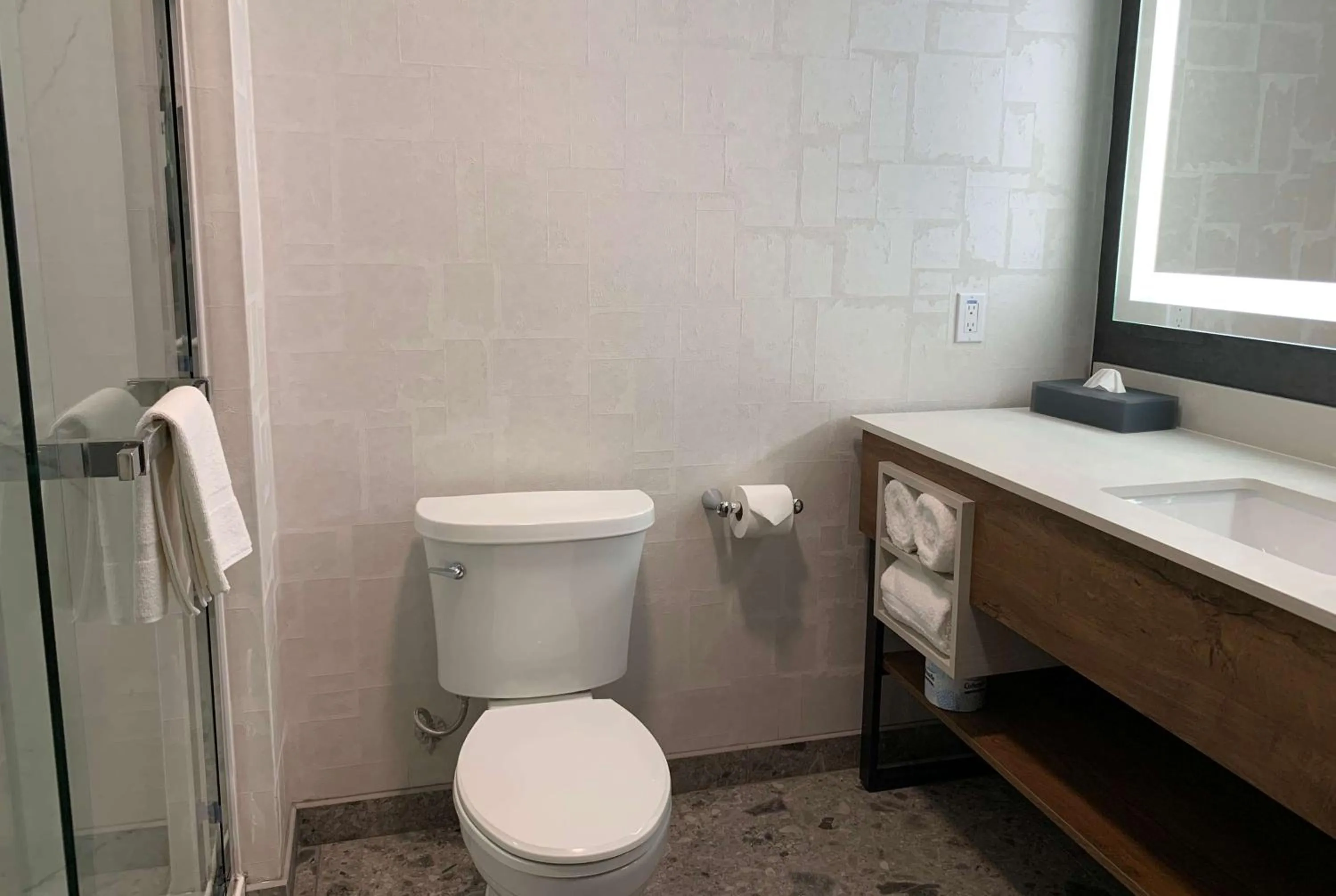 Bathroom in La Quinta Inn & Suites by Wyndham Santa Rosa Sonoma