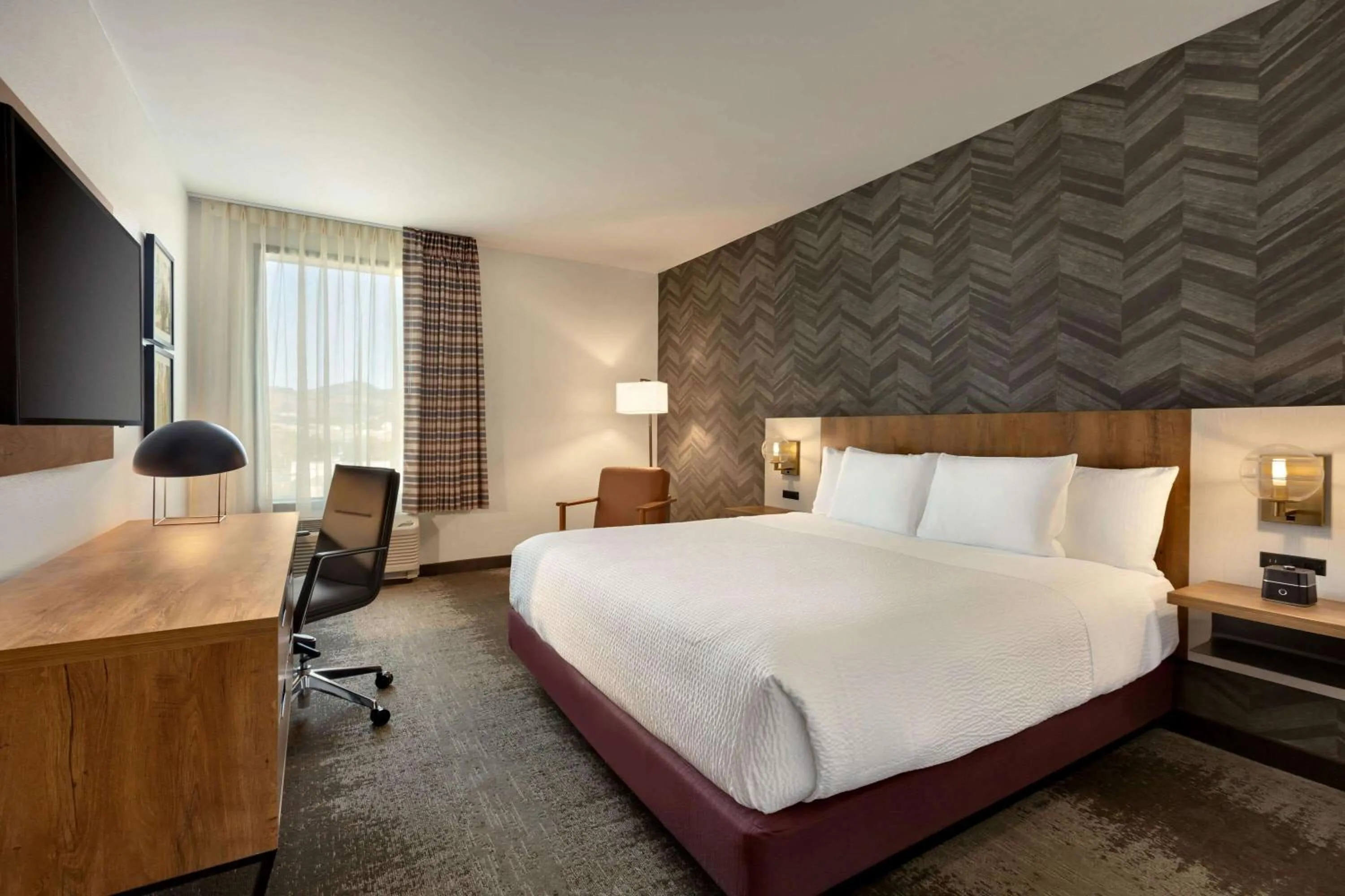 Photo of the whole room, Bed in La Quinta Inn & Suites by Wyndham Santa Rosa Sonoma