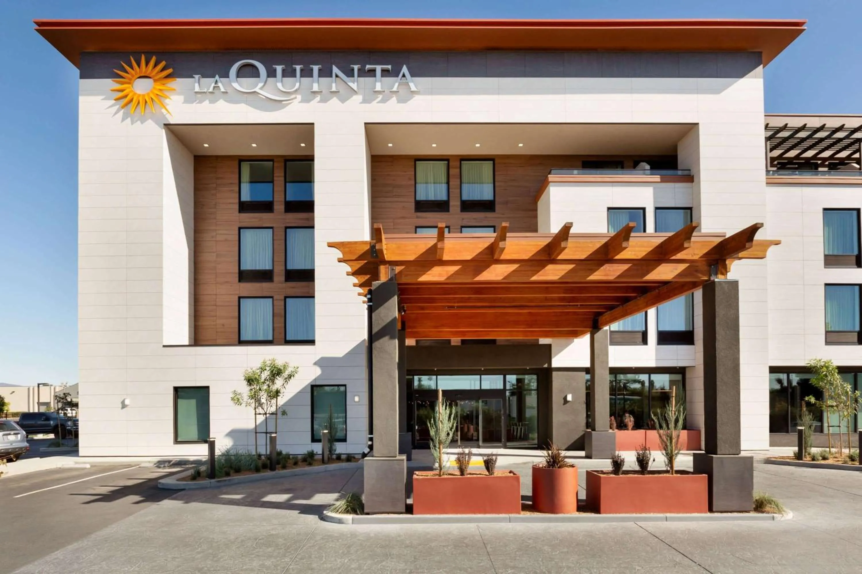 Property building in La Quinta Inn & Suites by Wyndham Santa Rosa Sonoma