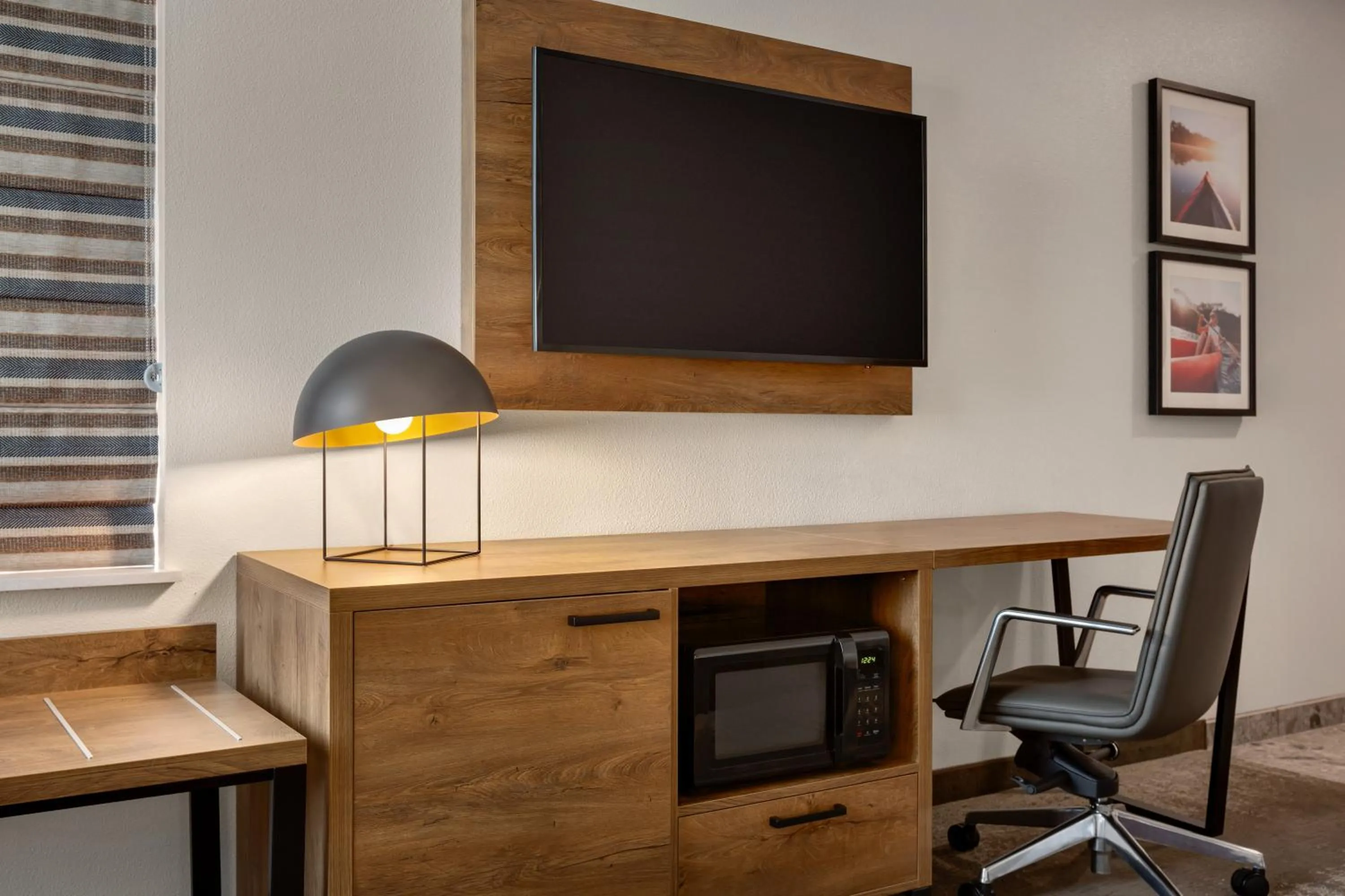 TV and multimedia in La Quinta Inn & Suites by Wyndham Santa Rosa Sonoma