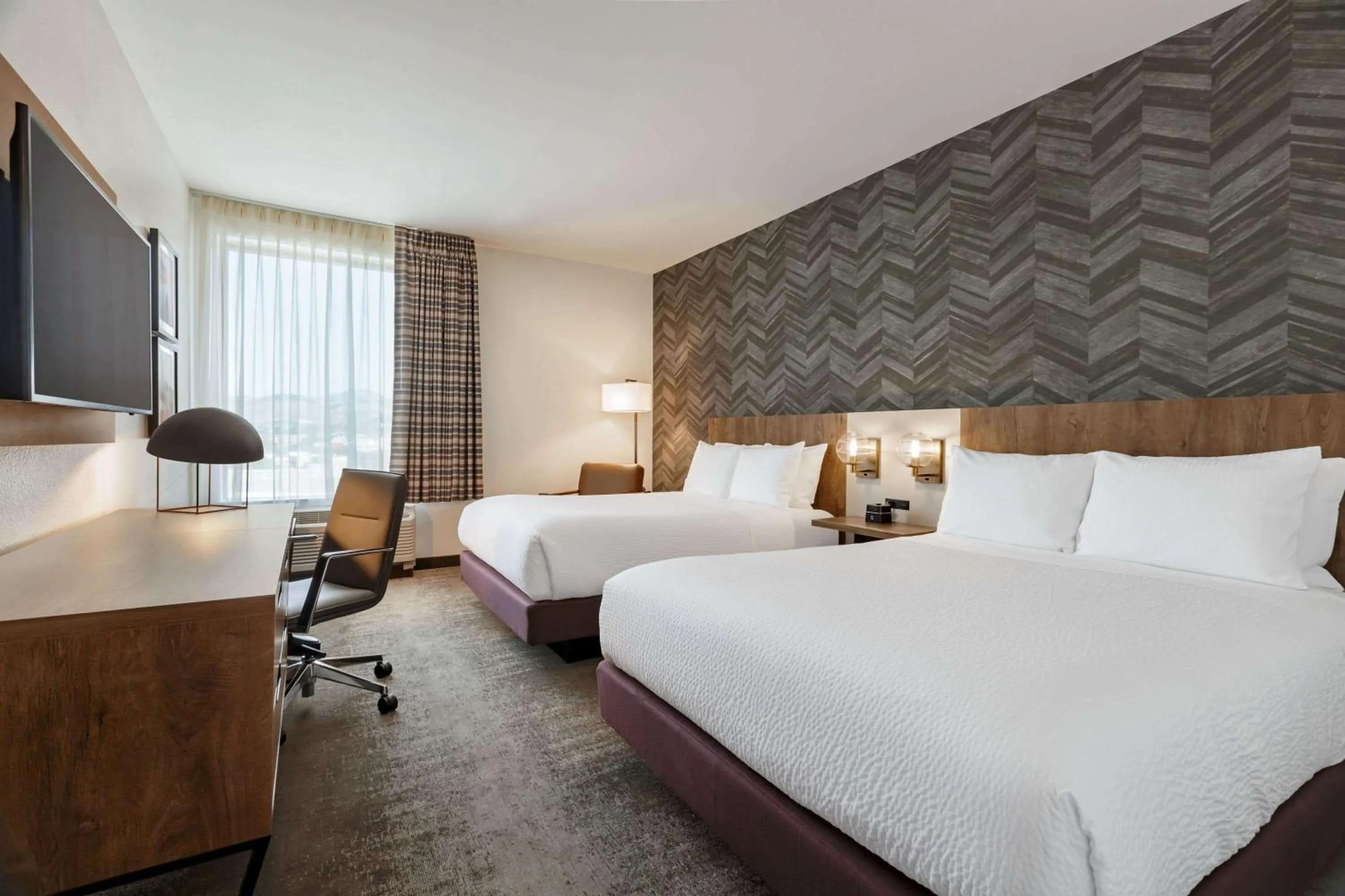 Photo of the whole room, Bed in La Quinta Inn & Suites by Wyndham Santa Rosa Sonoma