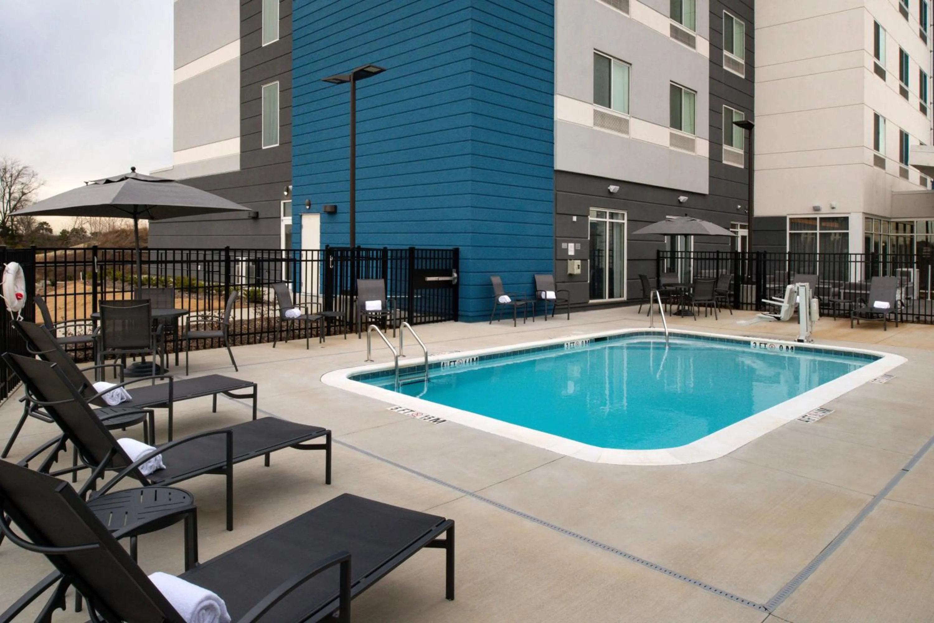 Swimming pool in Fairfield Inn & Suites by Marriott Charlotte University Research Park