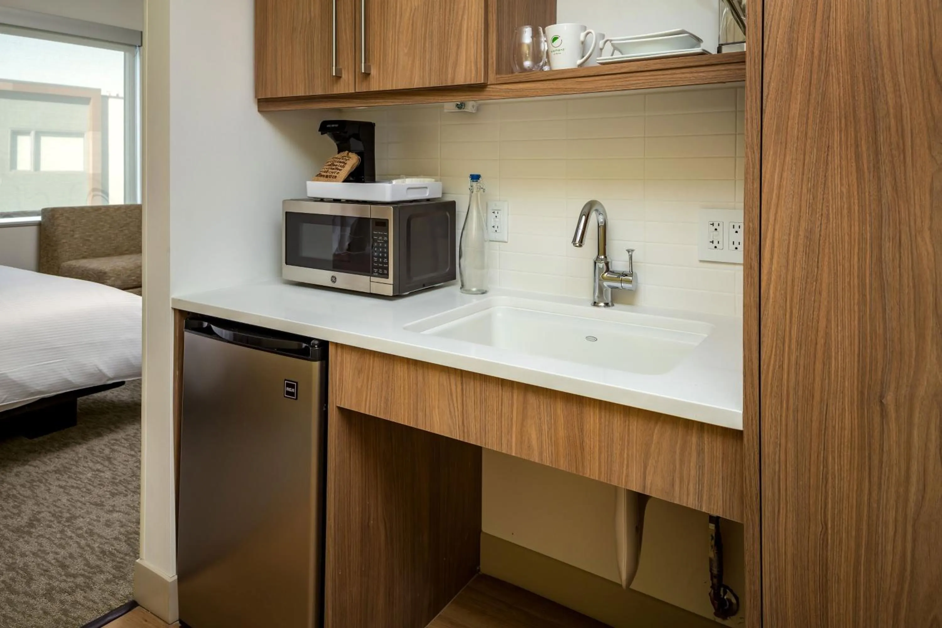 Kitchen or kitchenette, Bed in Element Bend
