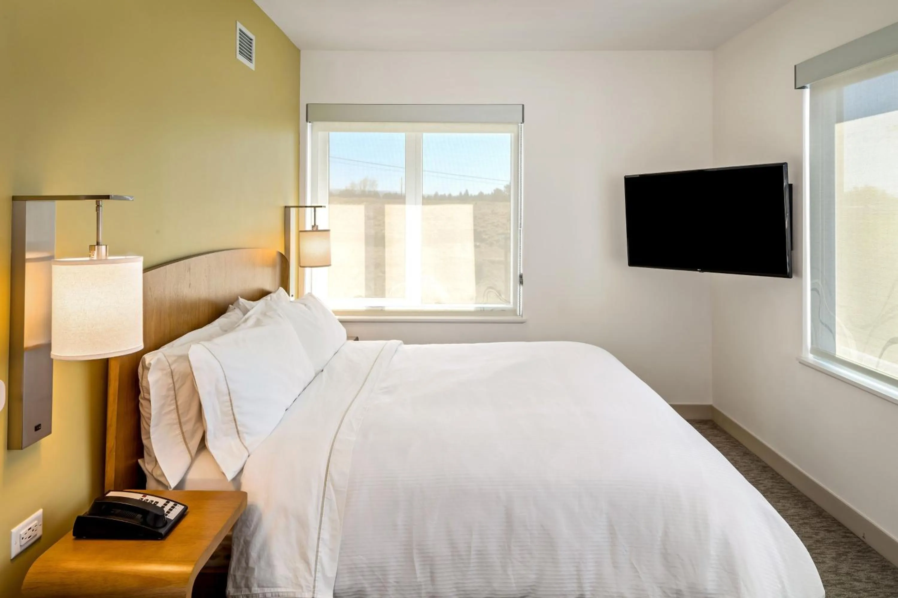 Photo of the whole room, Bed in Element Bend