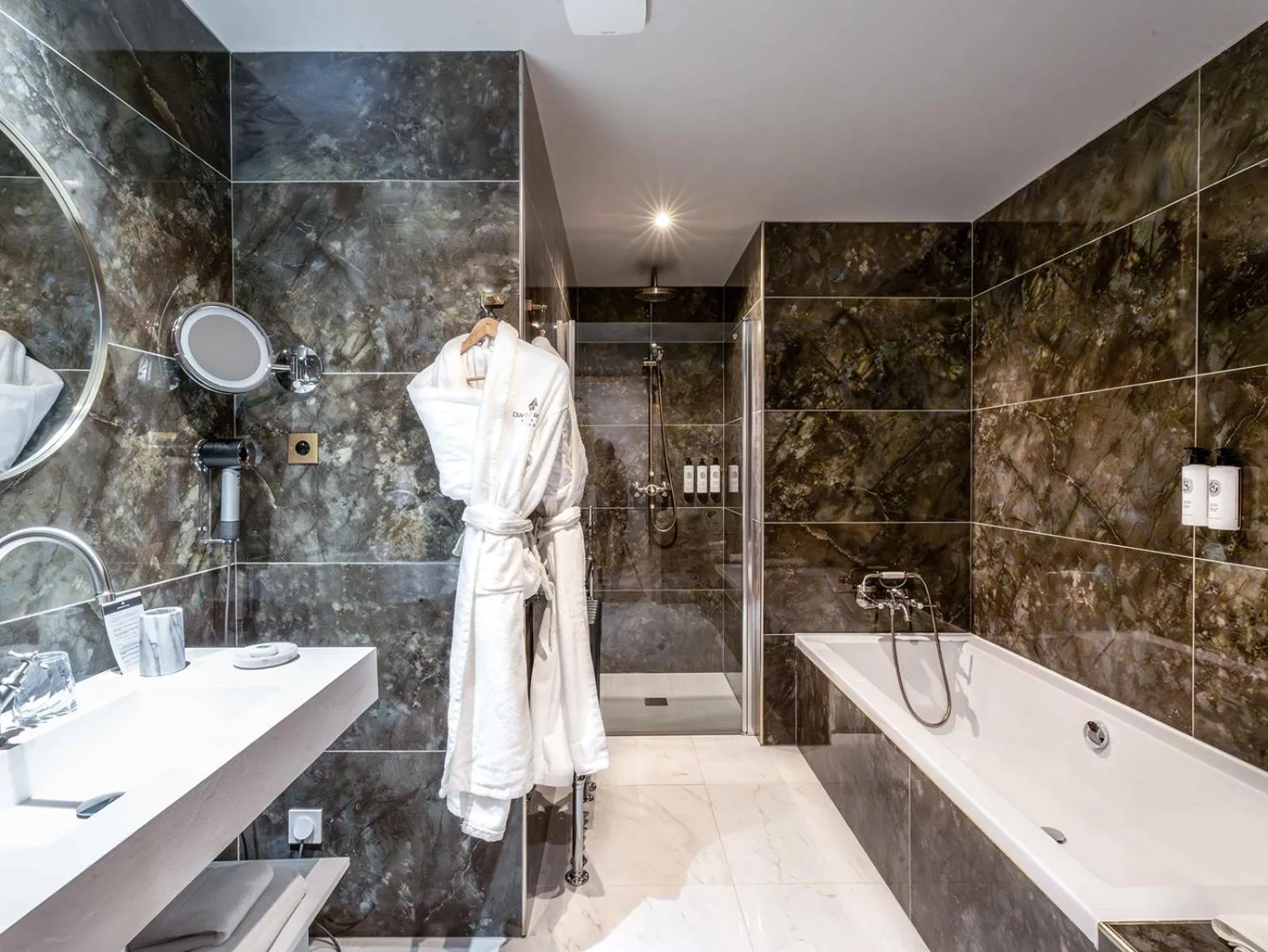 Bathroom in Hôtel Le Diamond Rock