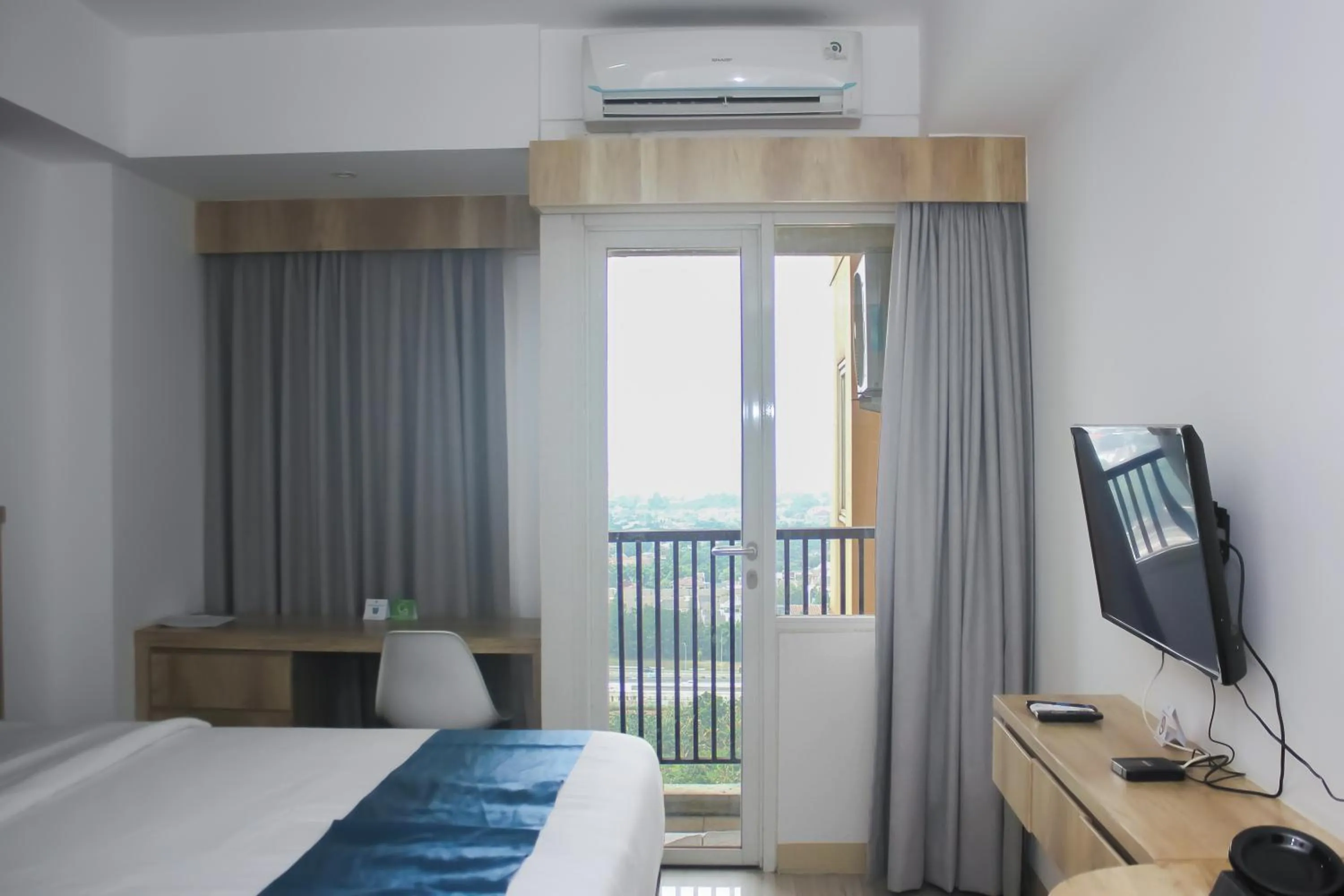 Bedroom, Bed in Urban Hotel Serpong