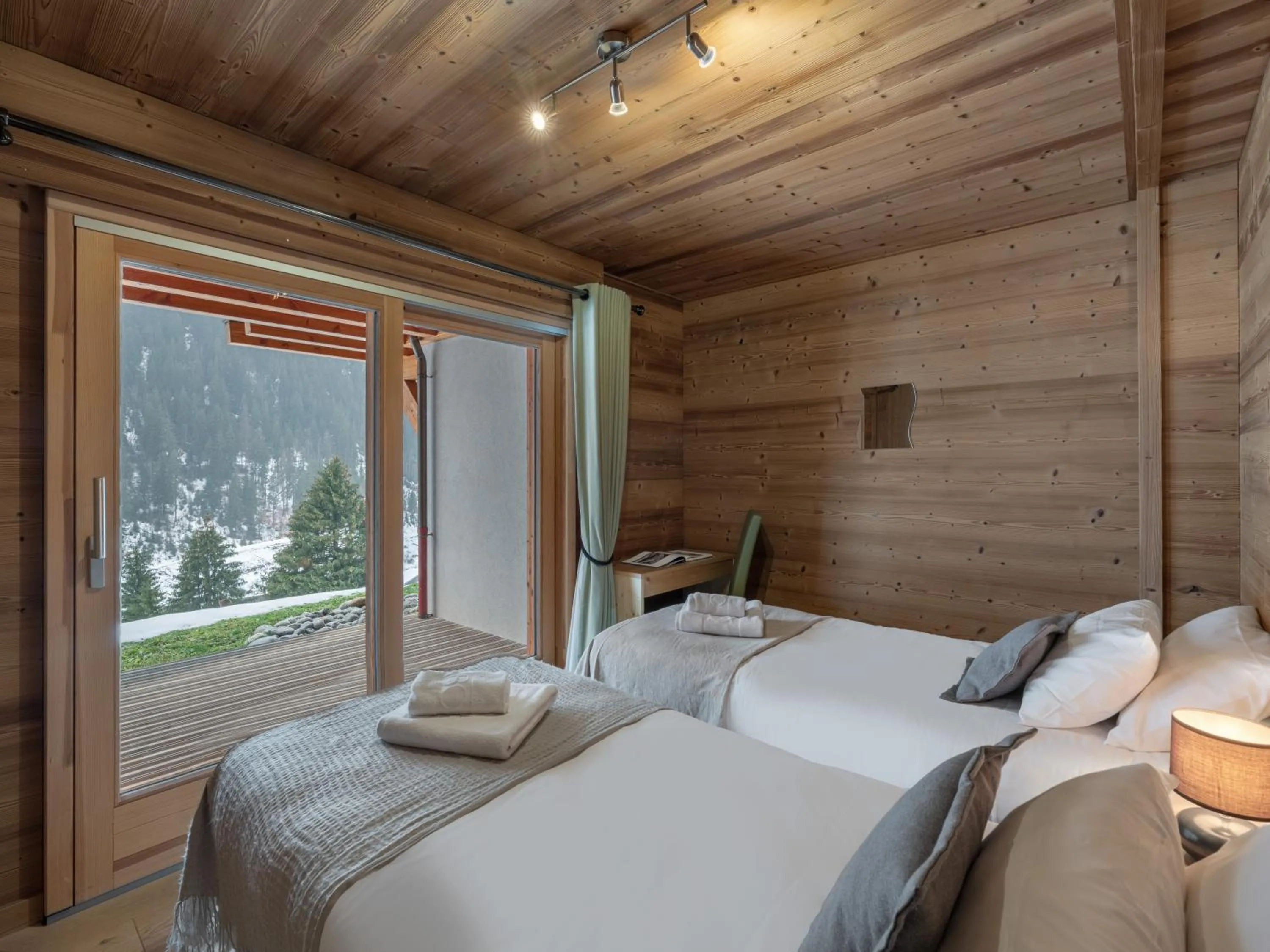 Bed in Etringa 8 - Chalet Mitoyen - BO Immobilier- remises sur les forfaits de skis Châtel ou Portes du soleil