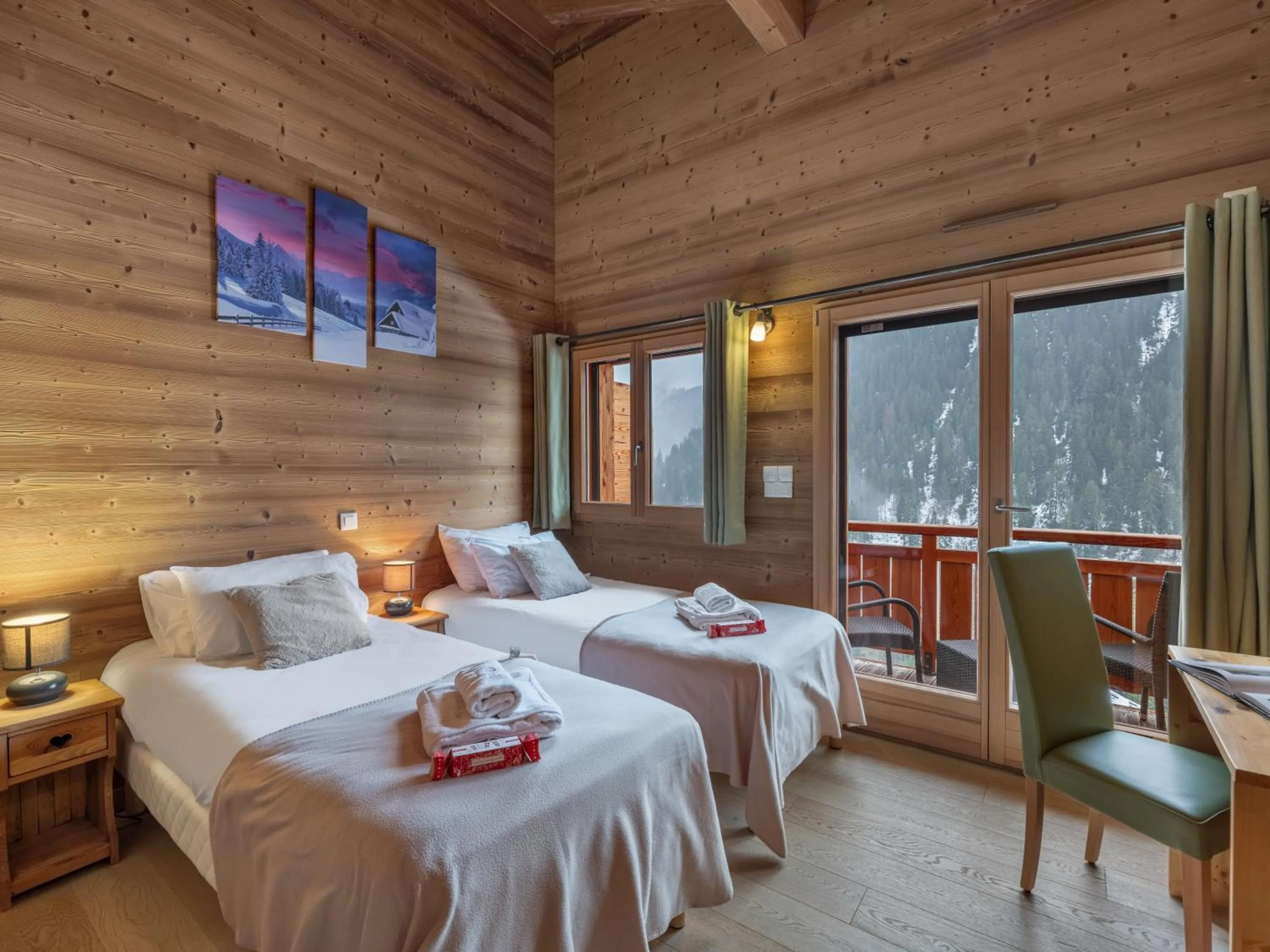 Bed in Etringa 8 - Chalet Mitoyen - BO Immobilier- remises sur les forfaits de skis Châtel ou Portes du soleil