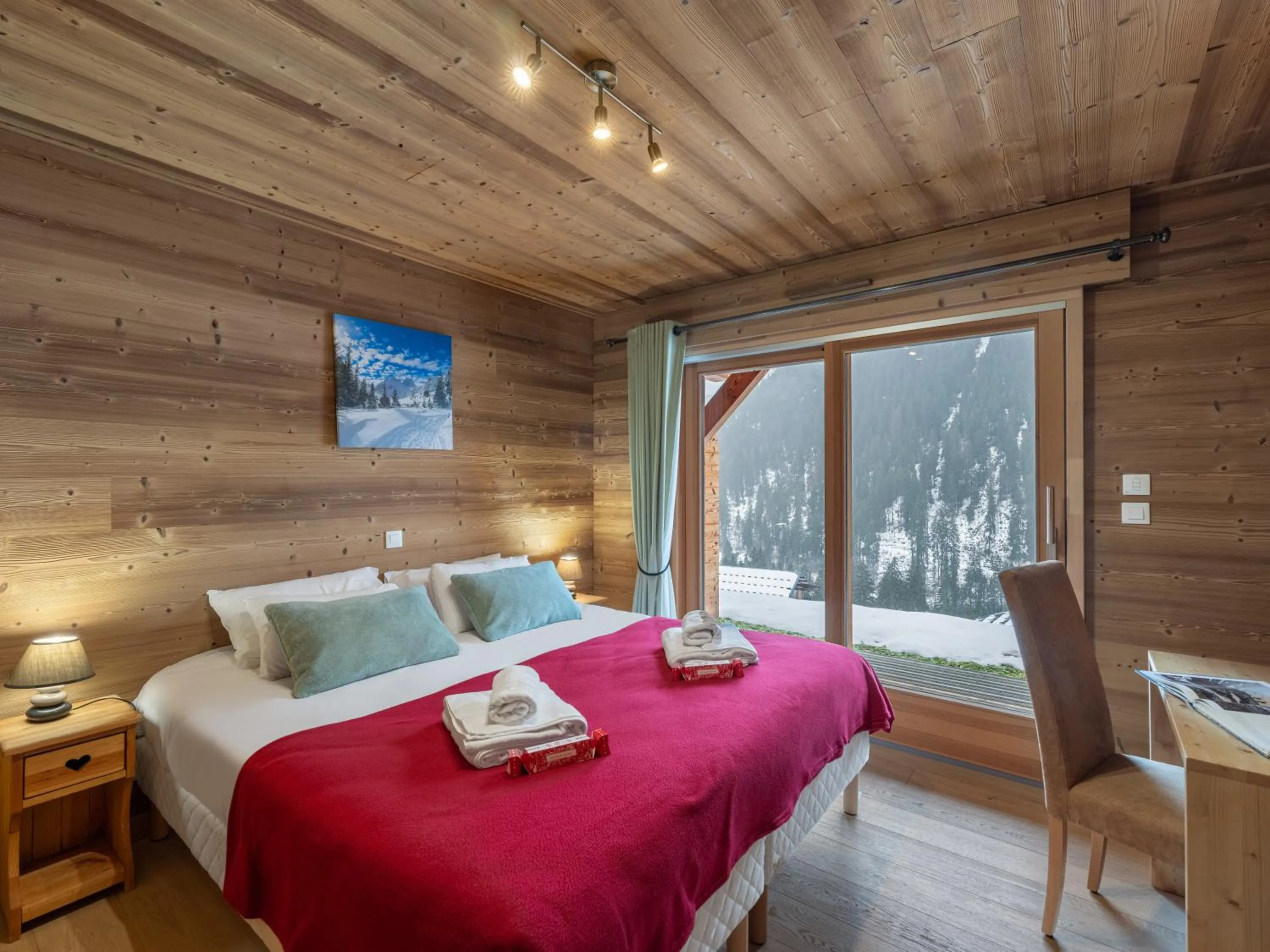 Bed in Etringa 8 - Chalet Mitoyen - BO Immobilier- remises sur les forfaits de skis Châtel ou Portes du soleil
