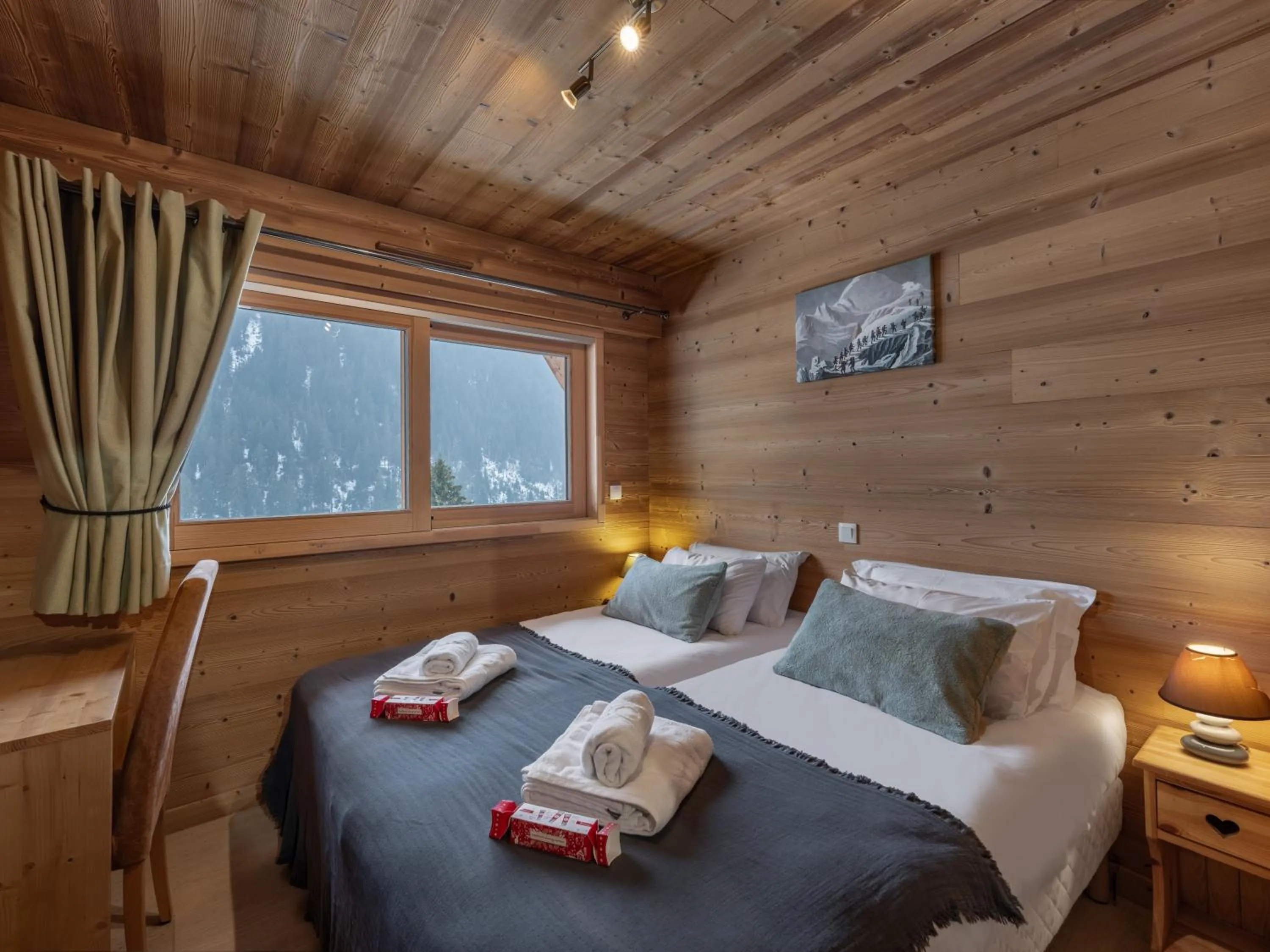 Bed in Etringa 8 - Chalet Mitoyen - BO Immobilier- remises sur les forfaits de skis Châtel ou Portes du soleil