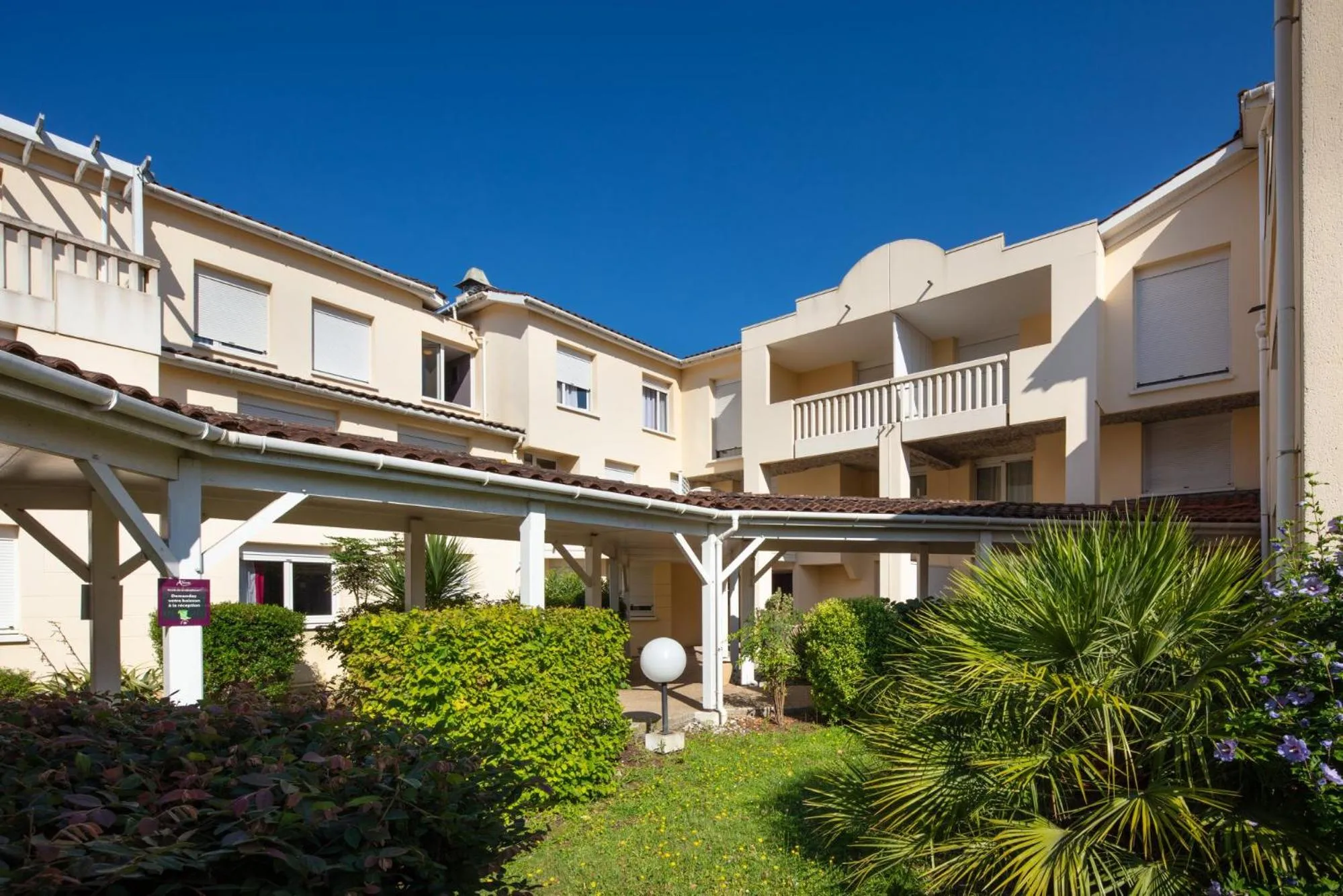 Property building in Sweetly Bordeaux Saint-Augustin