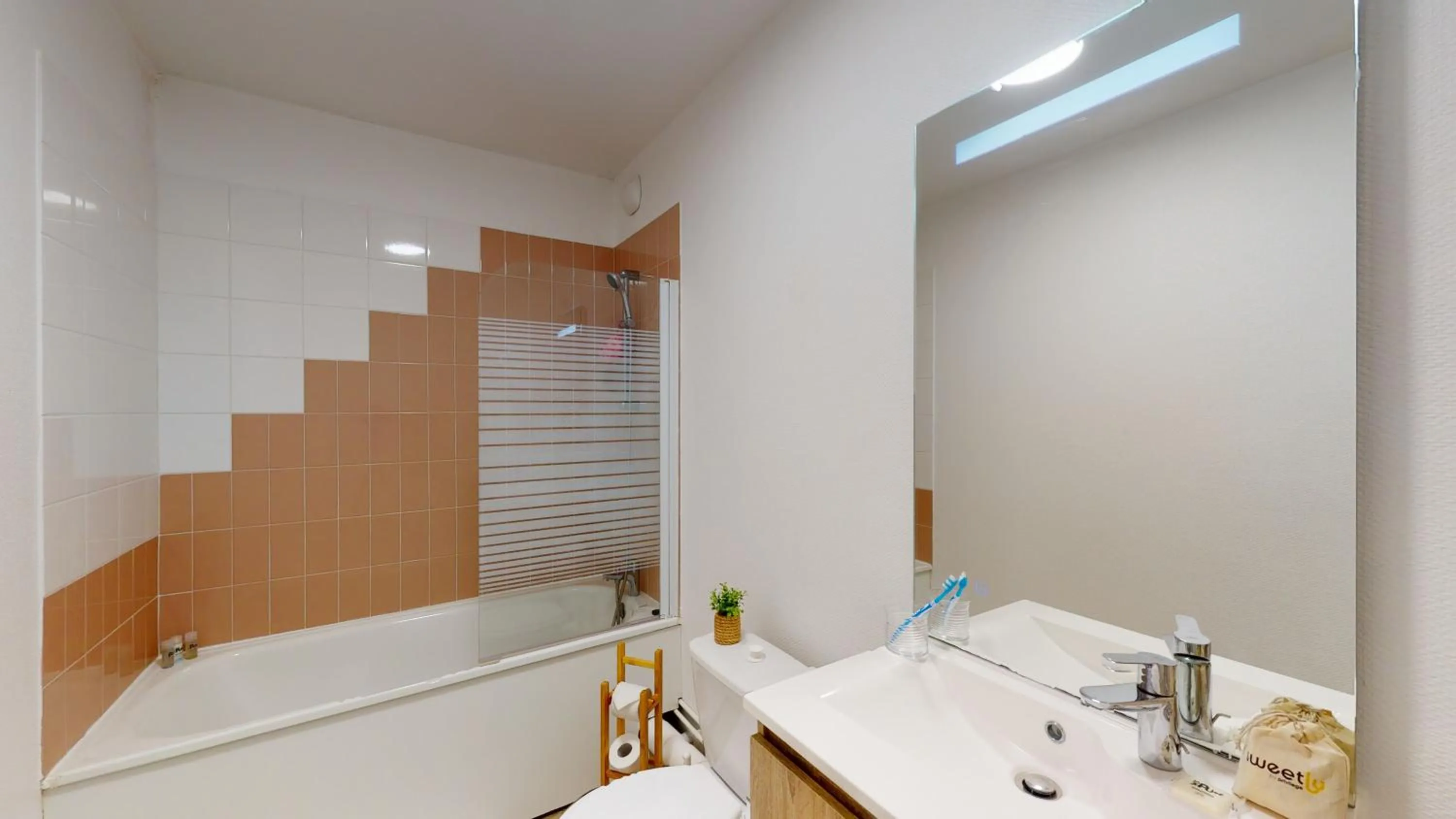 Bathroom in Sweetly Bordeaux Saint-Augustin