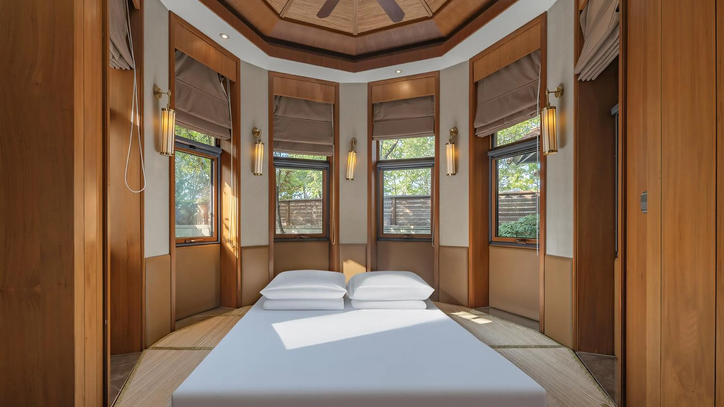 Photo of the whole room, Bed in Holiday Inn Dalian Hot Spring by IHG