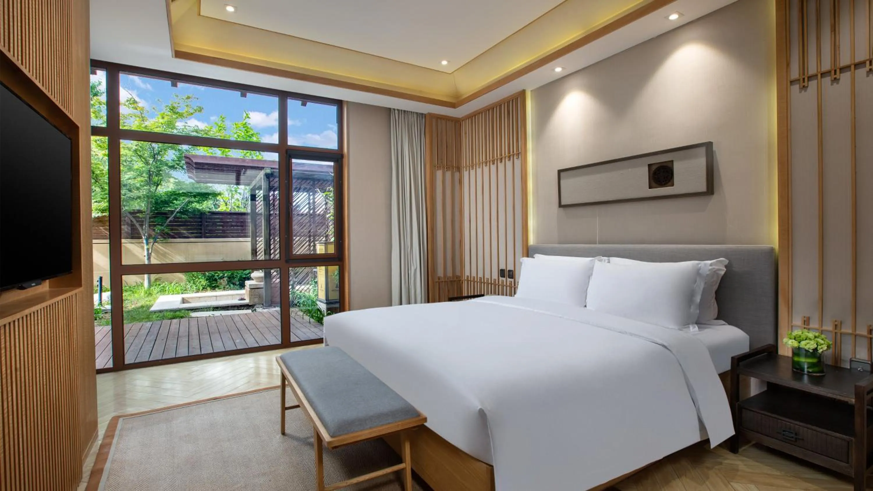 Photo of the whole room, Bed in Holiday Inn Dalian Hot Spring by IHG