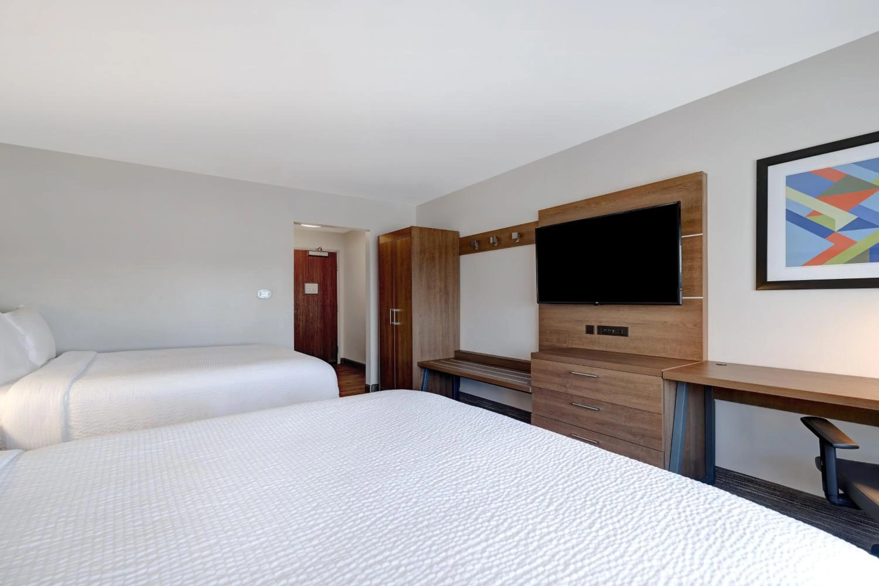 Photo of the whole room, Bed in Holiday Inn Express & Suites - Grand Rapids South - Wyoming by IHG