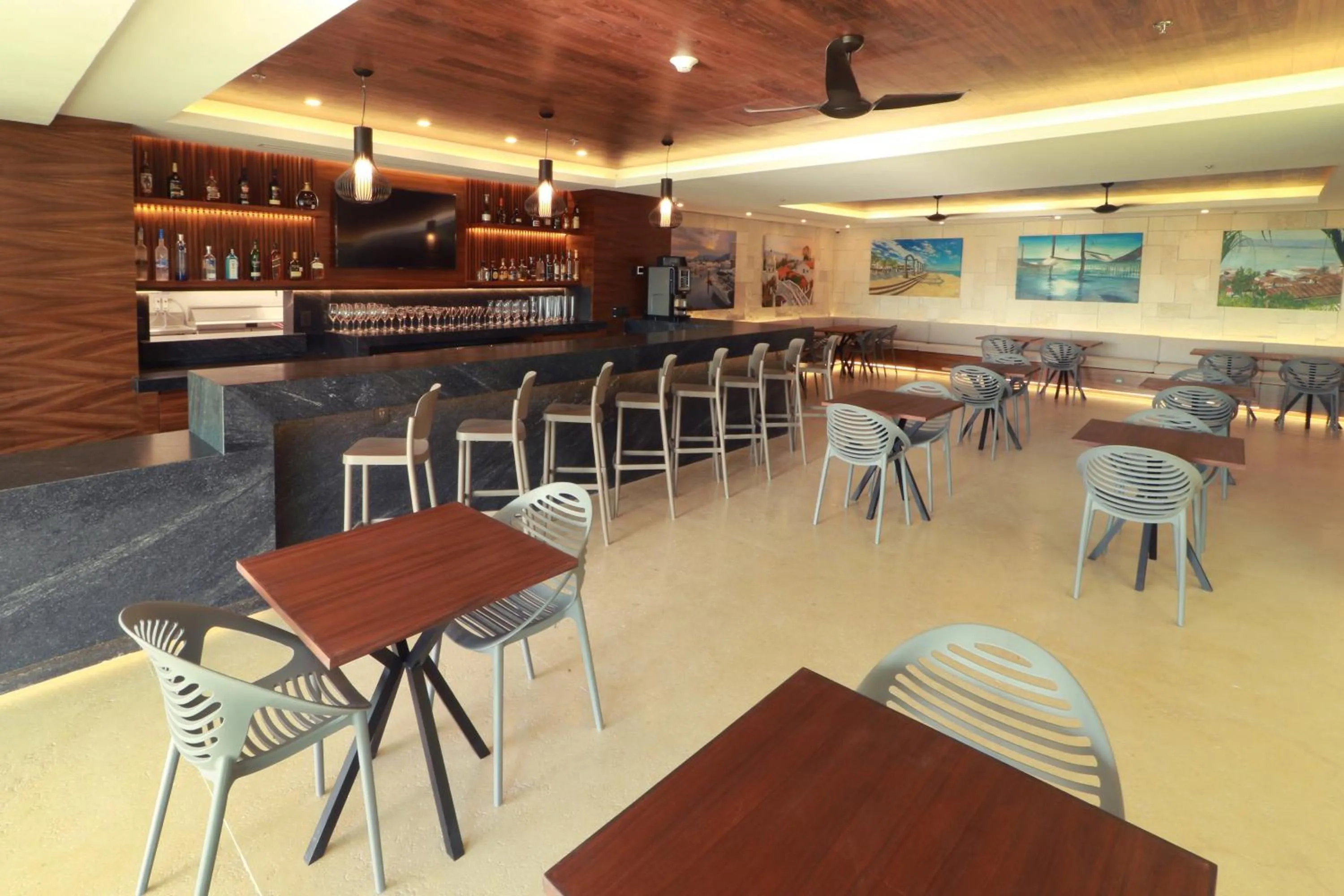 Lounge or bar in Holiday Inn & Suites - Puerto Vallarta Marina & Golf by IHG