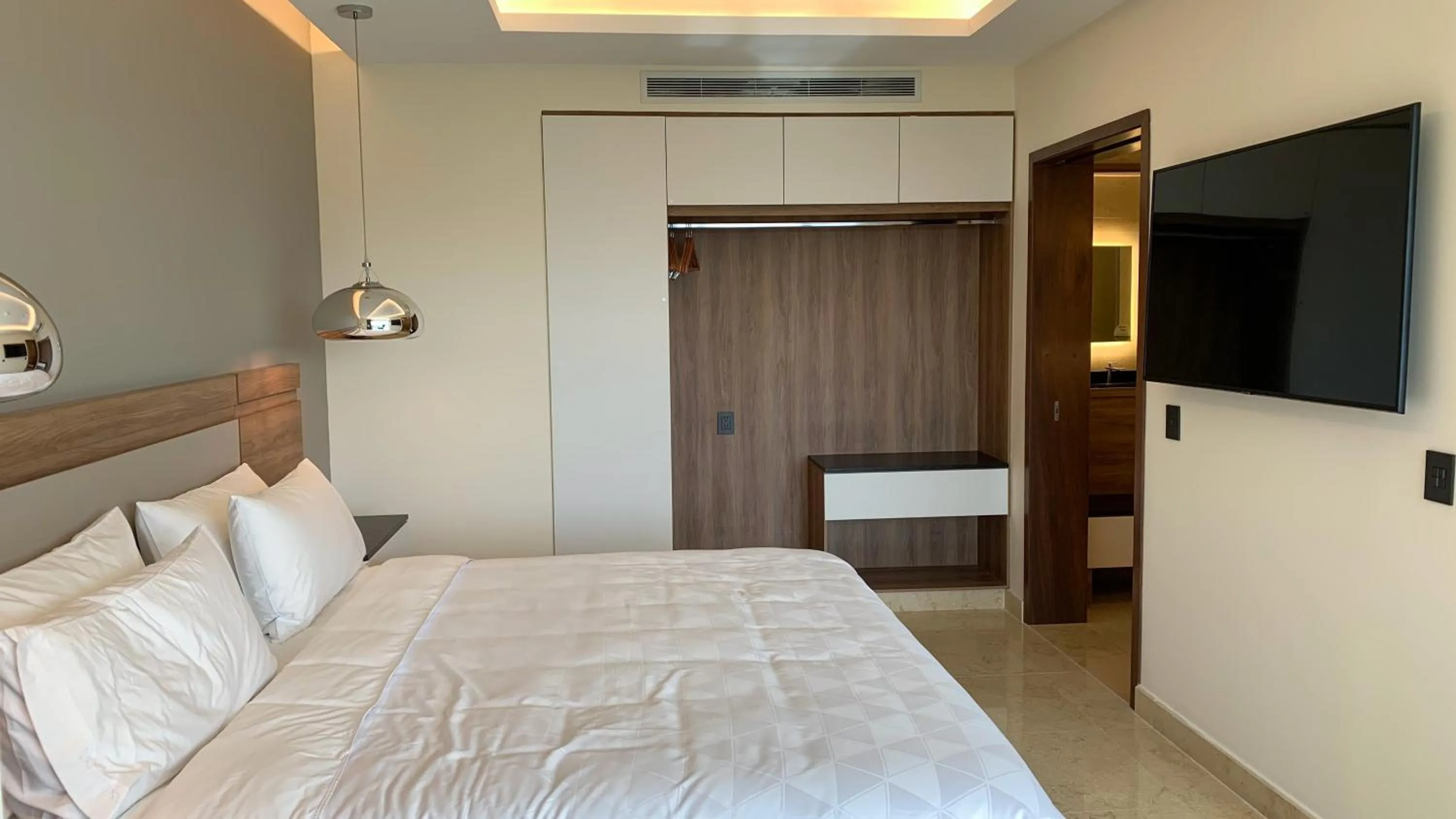 TV and multimedia, Bed in Holiday Inn & Suites - Puerto Vallarta Marina & Golf by IHG