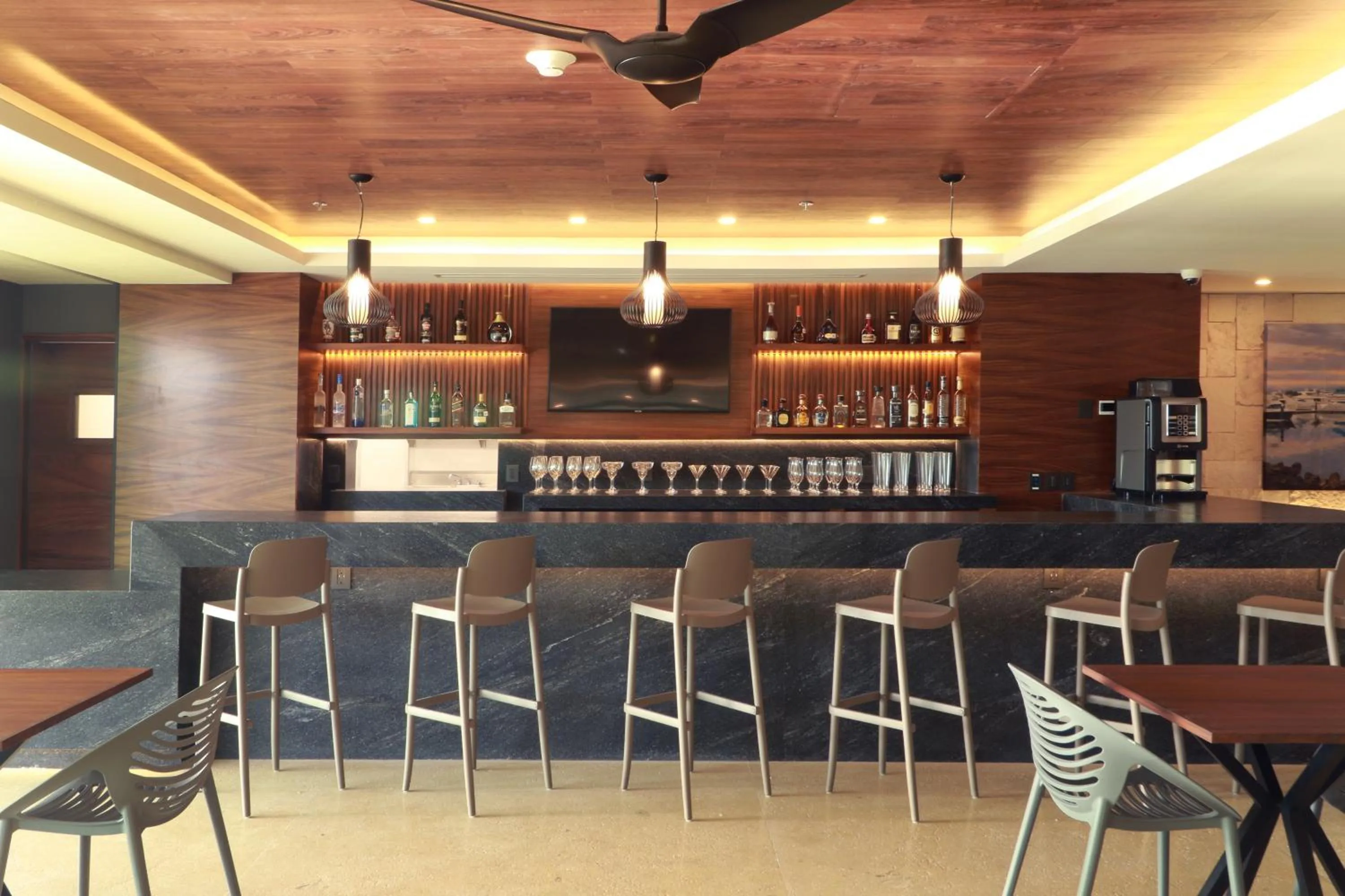 Lounge or bar in Holiday Inn & Suites - Puerto Vallarta Marina & Golf by IHG