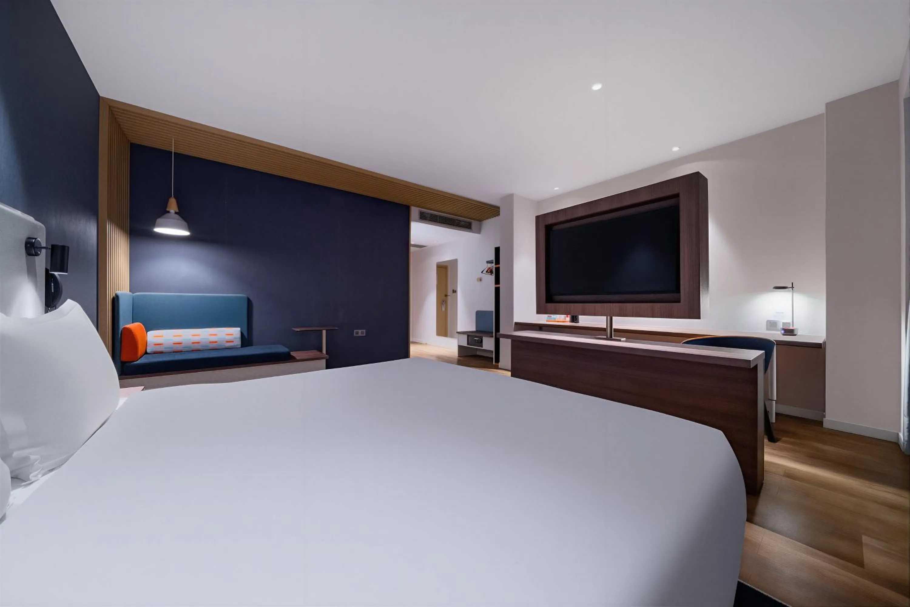 Photo of the whole room, Bed in Holiday Inn Express Pengzhou Downtown by IHG