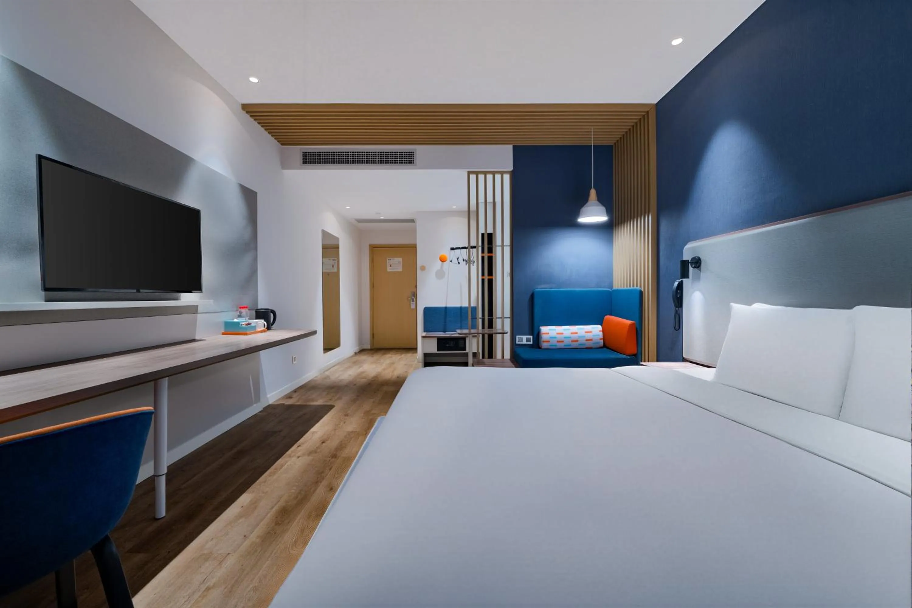 Photo of the whole room, Bed in Holiday Inn Express Pengzhou Downtown by IHG